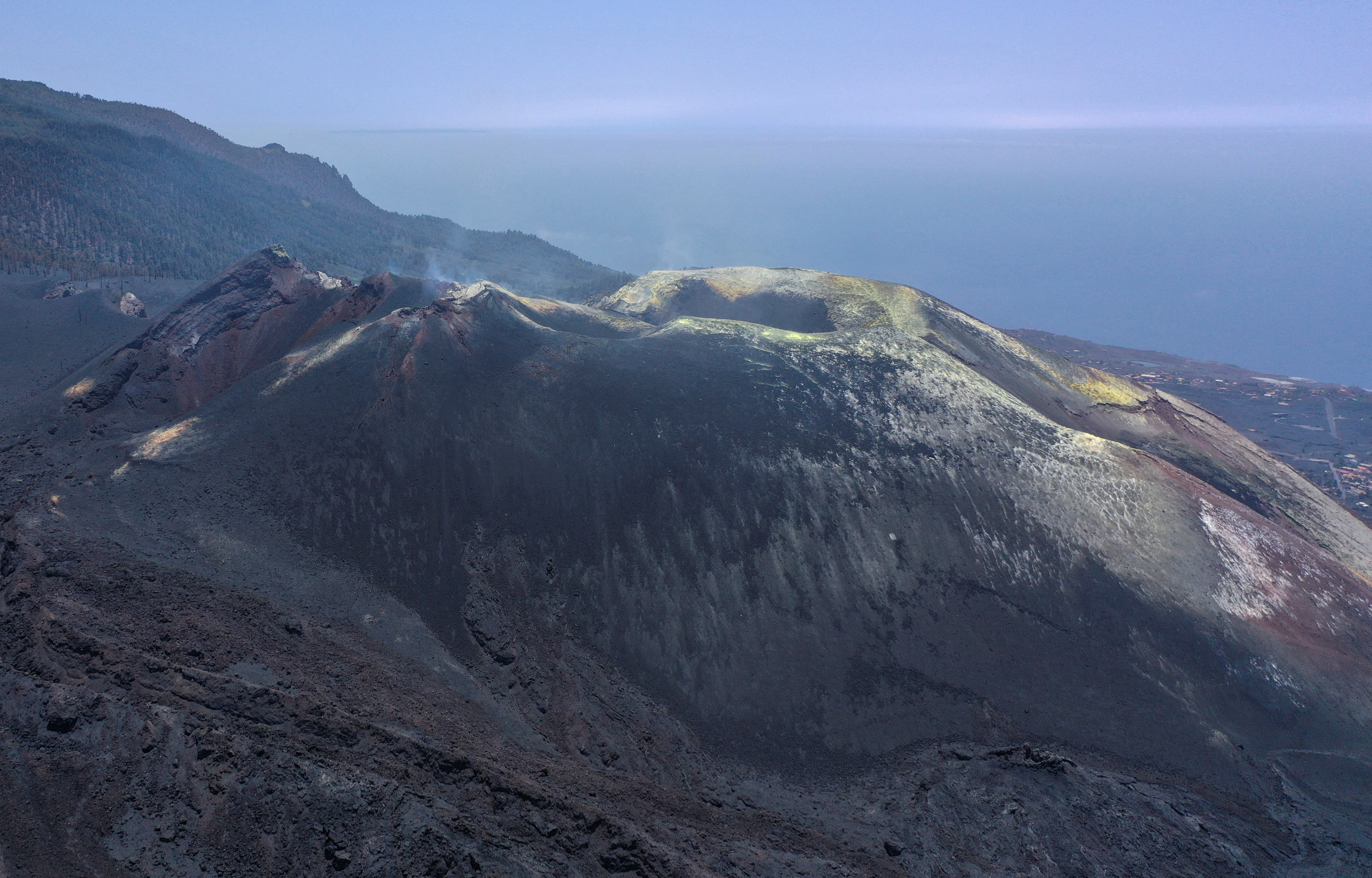 Vista aérea del cono principal del volcán Tajogaite  (REUTERS/Borja Suárez)