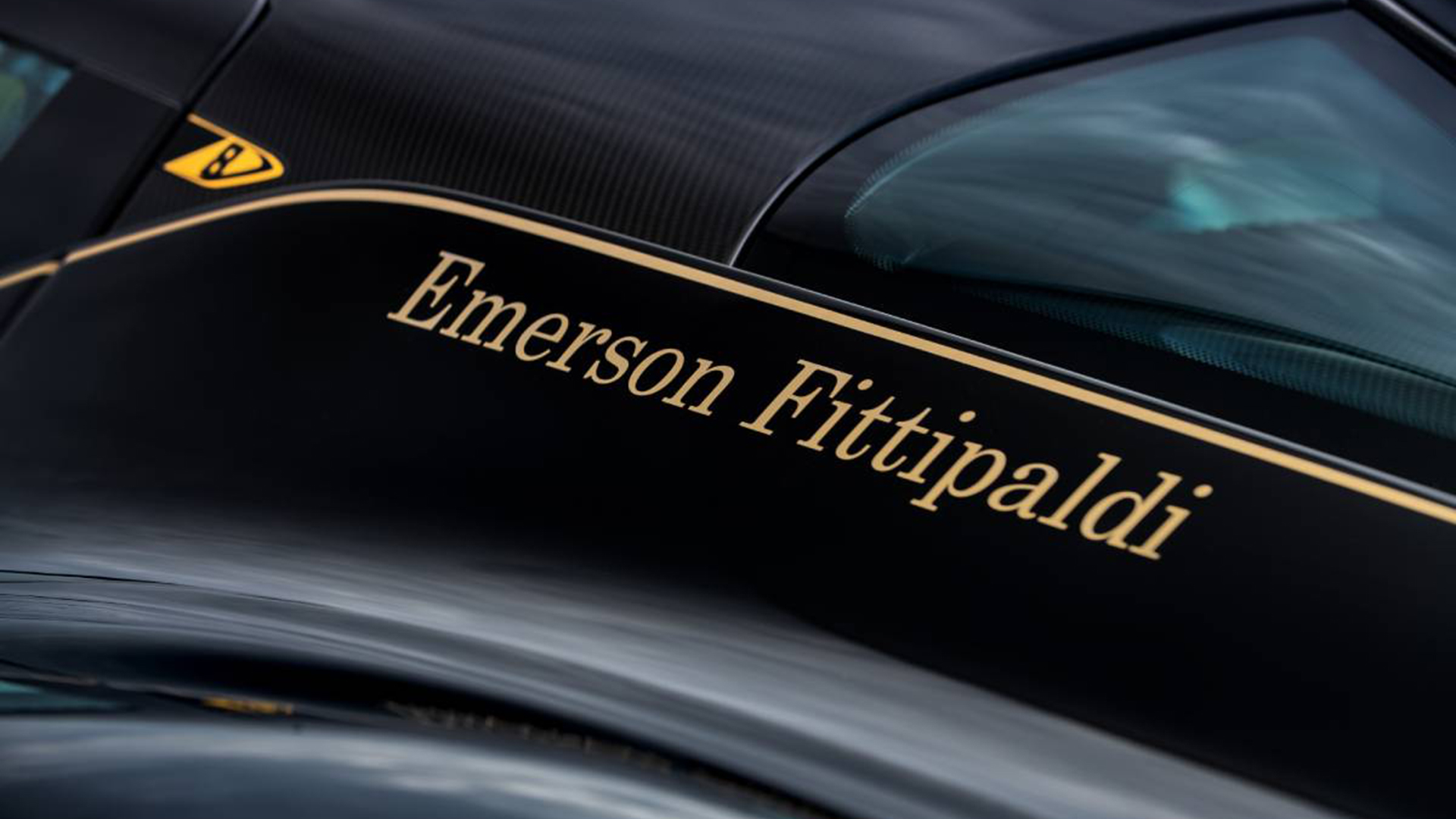 El número 8 y el nombre de Emerson Fittipaldi en los laterales, detrás de las ventanillas