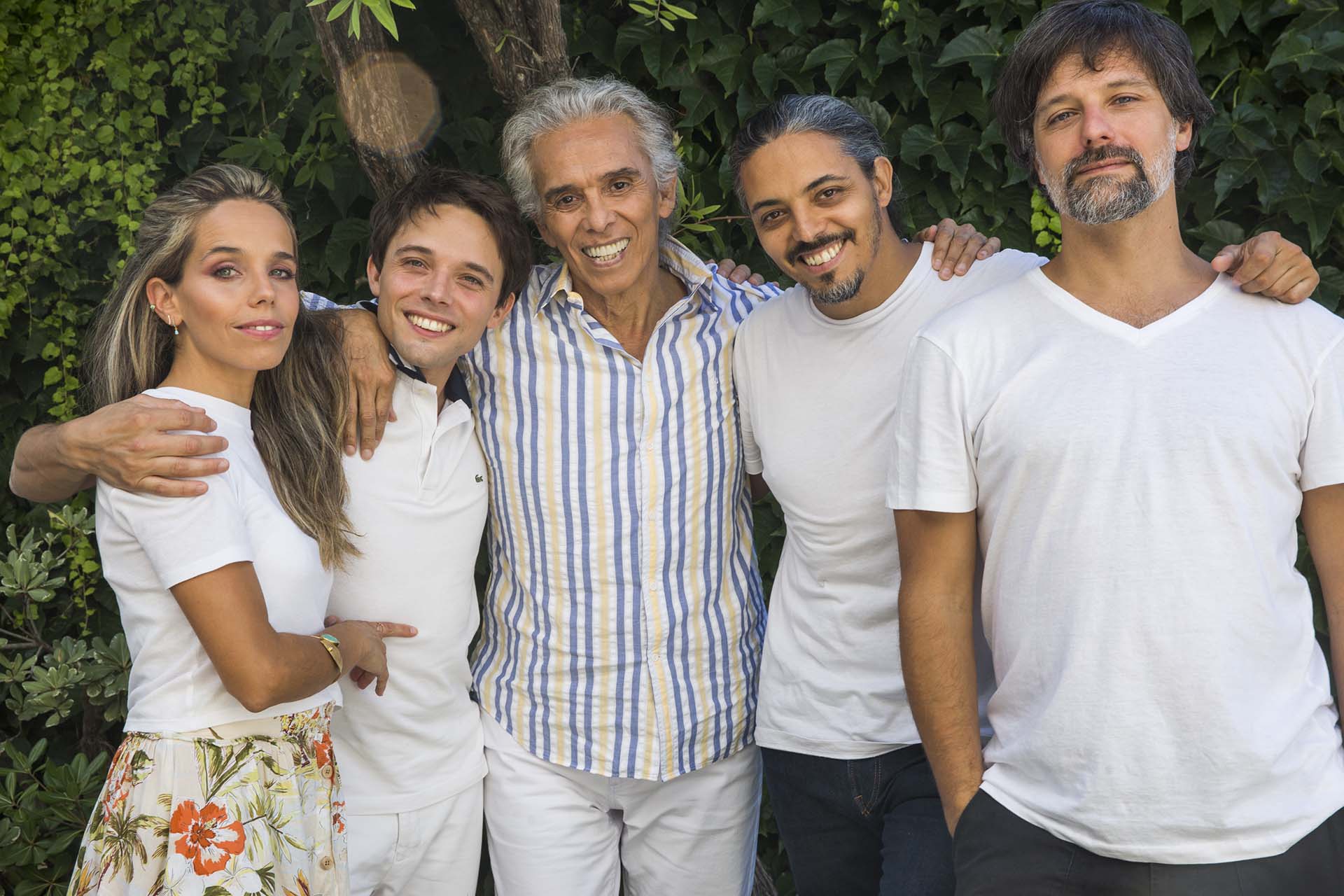 Jairo y sus hijos. Lucía vive en Italia, Iván y Mario en Francia y Yaco en la Argentina. Con ellos grabó una versión maravillosa de "Podría bailar toda la noche contigo" para su album "50 años de música"