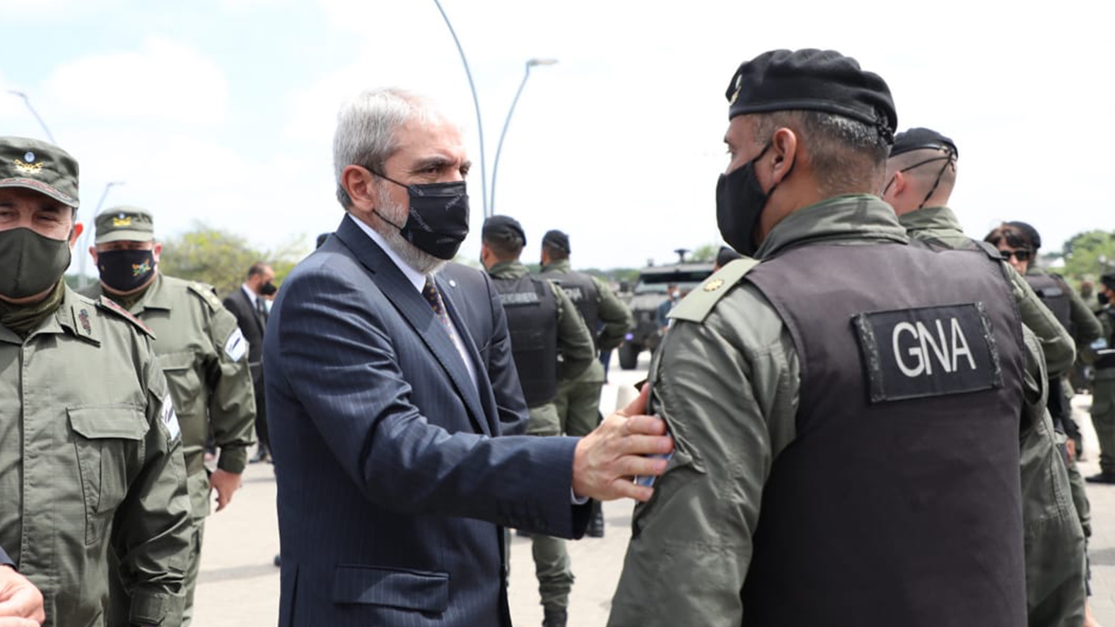 El ministro de Seguridad, Aníbal Fernández, con efectivos de Gendarmería