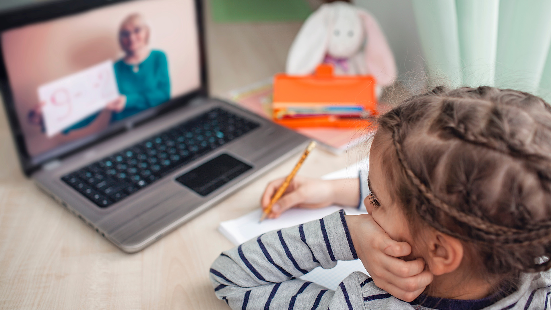 Las madres y los padres llevan 47 días desempeñando un papel que les es ajeno (Shutterstock)