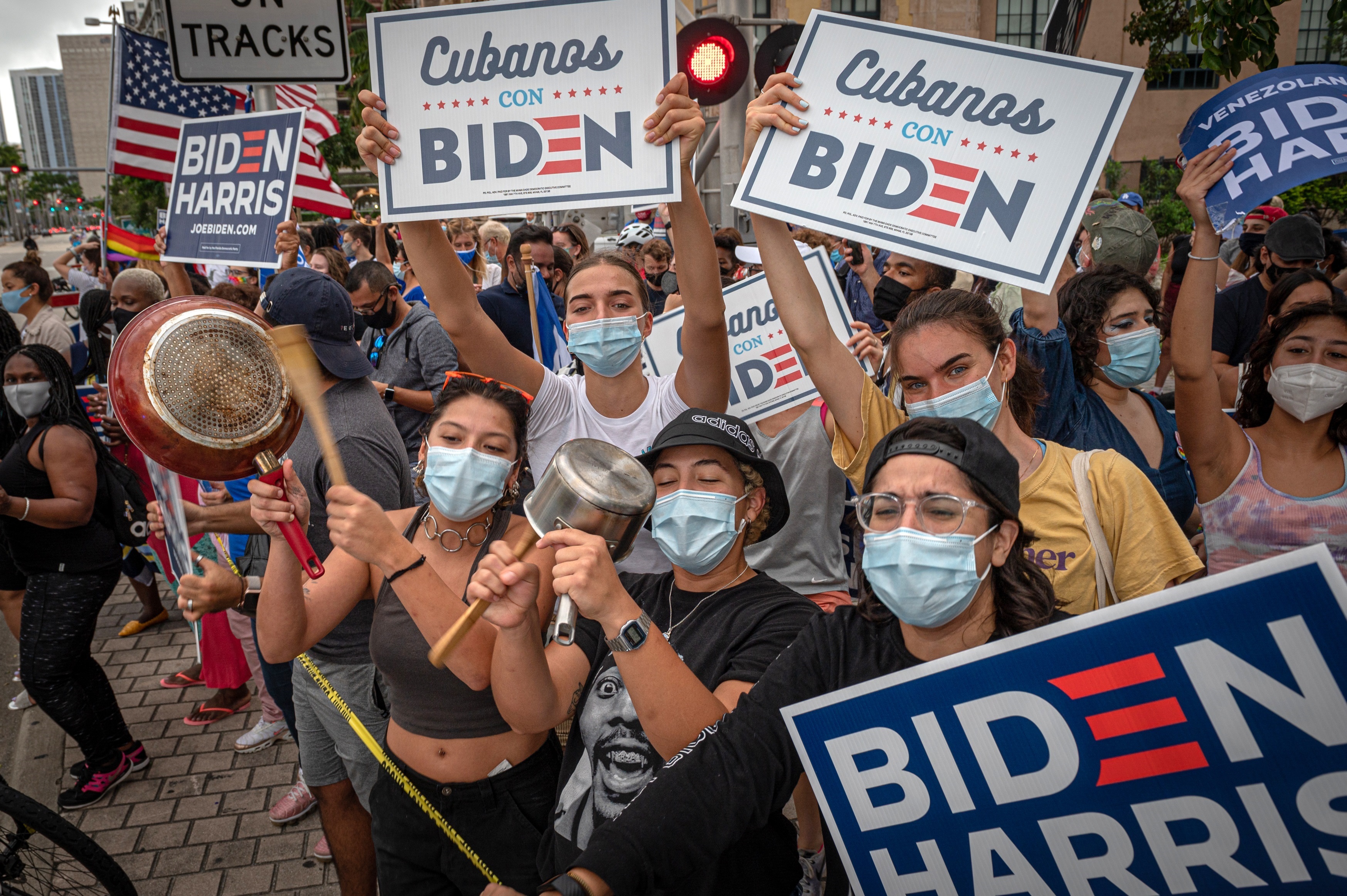 Cientos de personas entre los que destacan decenas de miembros de la comunidad hispana celebran la victoria del demócrata Joe Biden, el 7 de noviembre de 2020, en Miami, Florida (EE.UU.). EFE/Giorgio Viera
