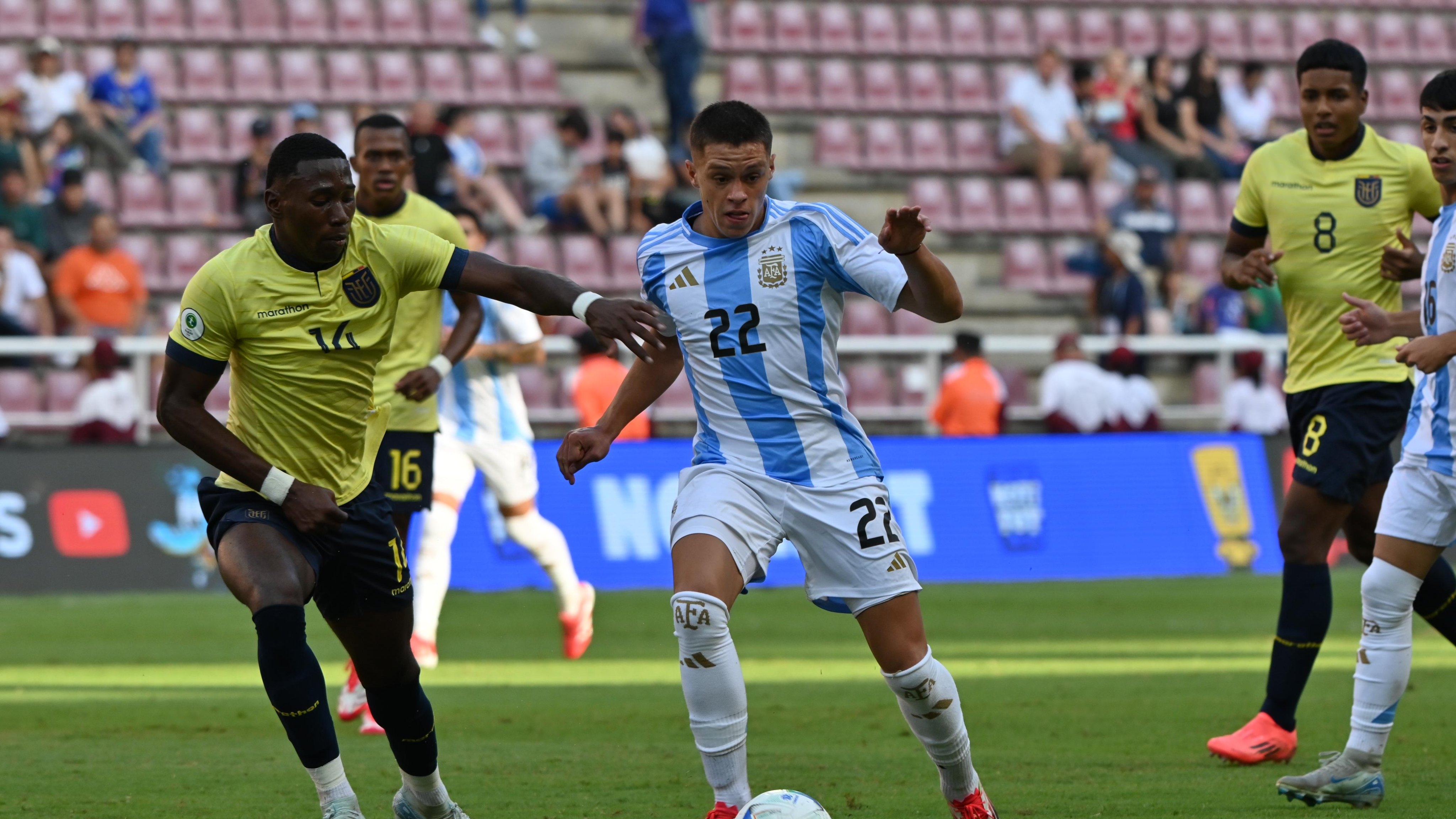 Dibu Martínez tuvo dos atajadas espectaculares, pero profundizó su racha negativa en la derrota de Aston Villa