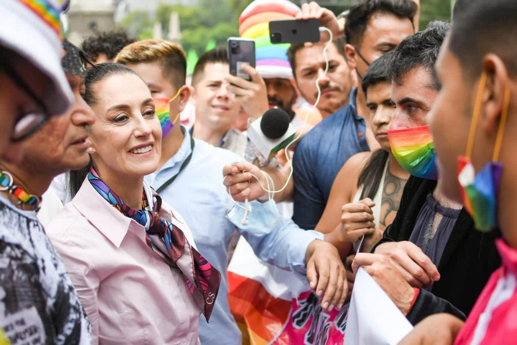 Sheinbaum memberikan bendera keluar pada LGBT+ Pride March dan menerima petisyen daripada pemimpin masyarakat (Foto: Kerajaan Mexico City)