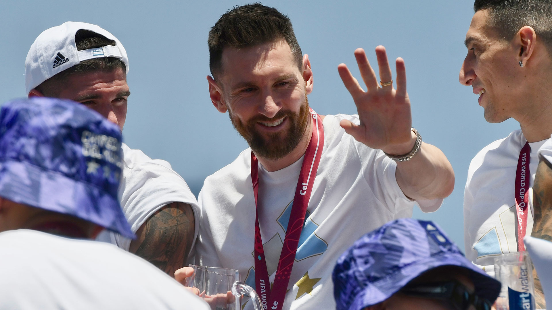 Messi, en pleno disfrute de la caravana(Télam)