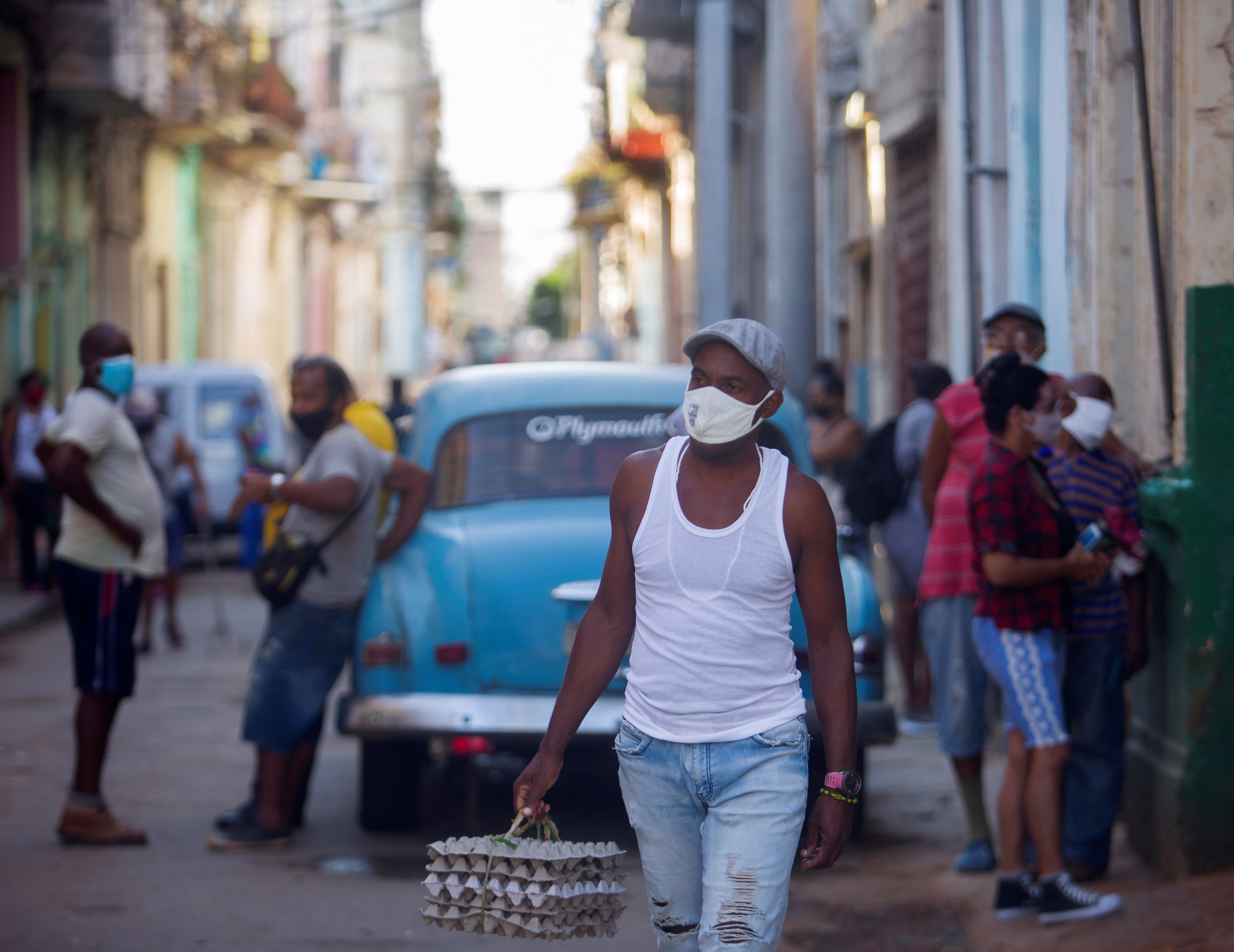 Un hombre camina por una calle con el rostro cubierto en La Habana (Foto: EFE)