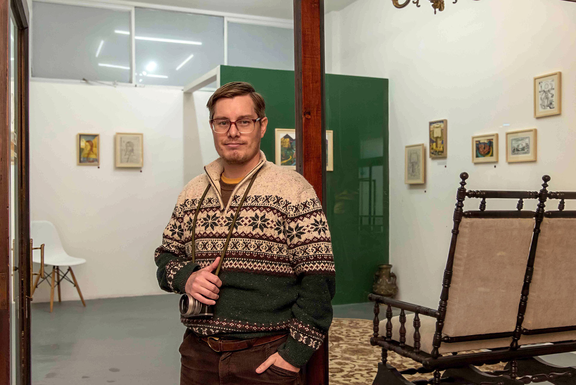 Como en el Renacimiento, un joven pintor recupera el temple para sus obras góticas y surrealistas 