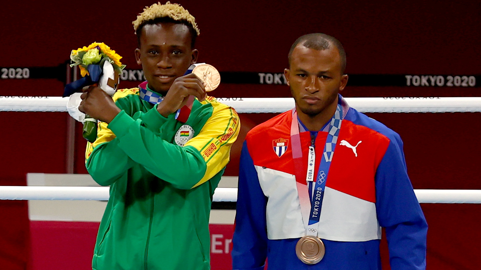 Los medallistas de bronce Samuel Takyi de Ghana y Lázaro Álvarez de Cuba durante la ceremonia de entrega de medallas del boxeo.