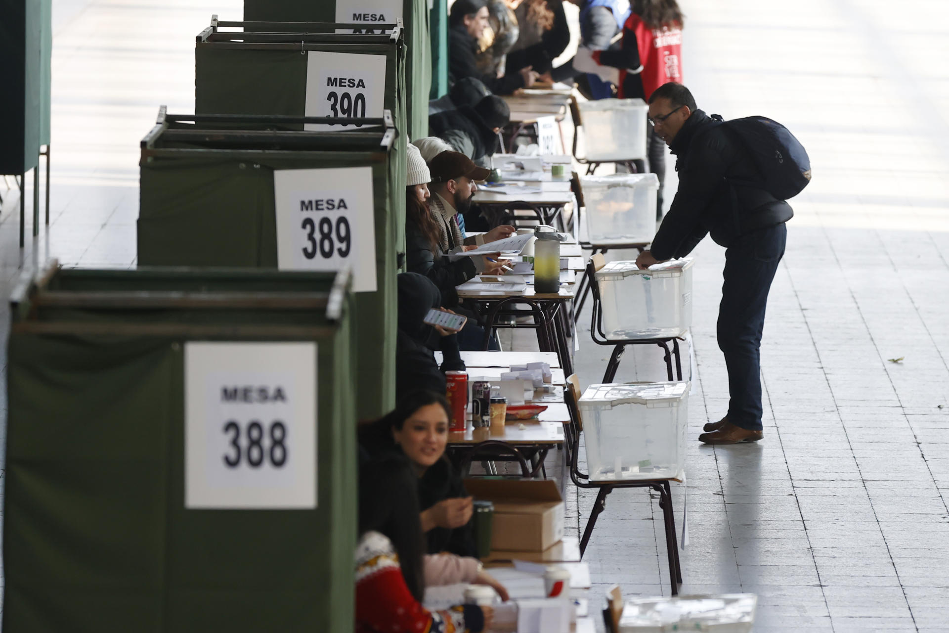 Caputo habló ante los empresarios de la UIA: “En la mayoría de los países el dólar no flota libremente, no nos agrandemos”
