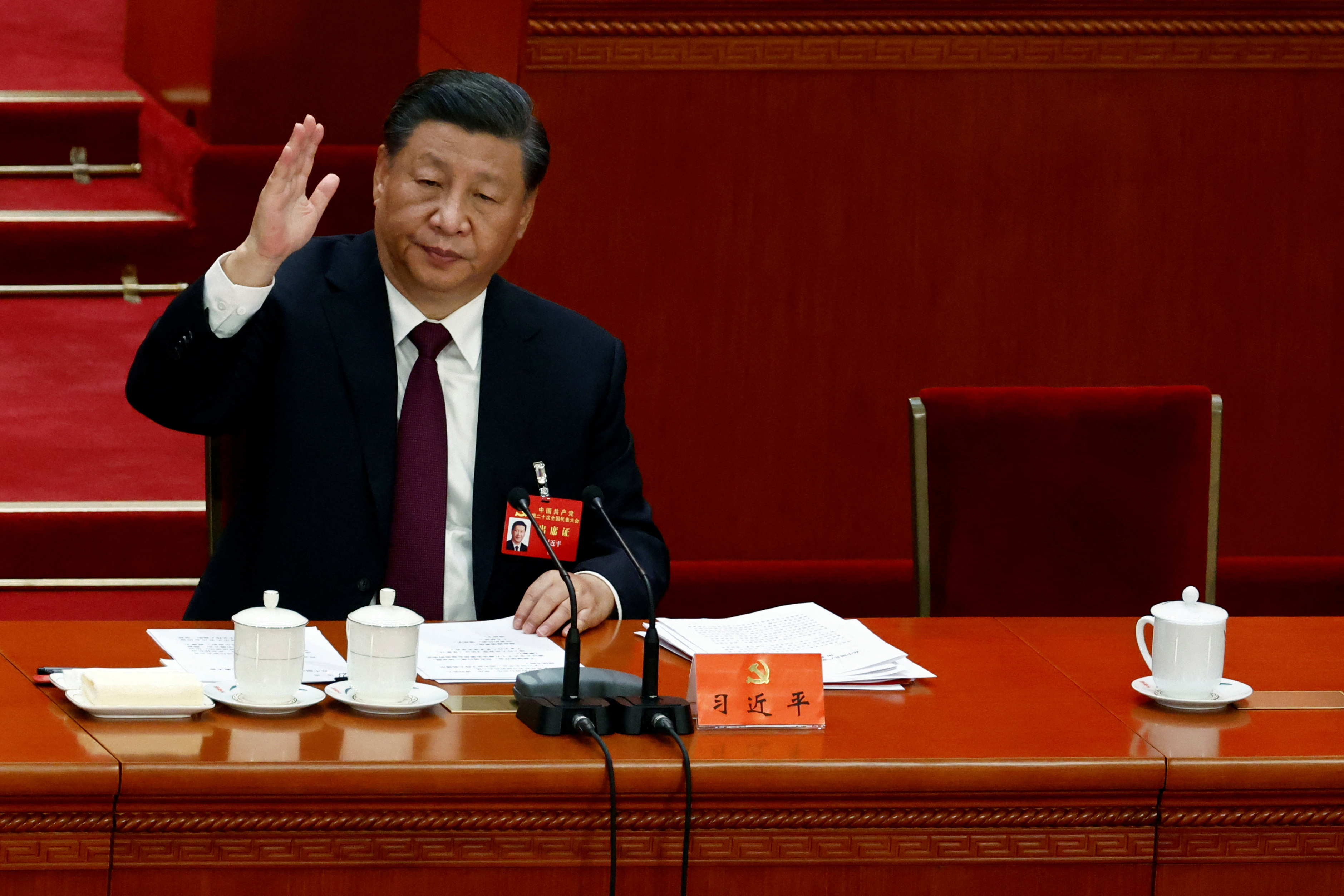 El presidente de China, Xi Jinping durante la clausura del Congreso del Partido Comunista Chino, con la silla vacía a su izquierda tras la expulsión del ex mandatario Hu Jintao