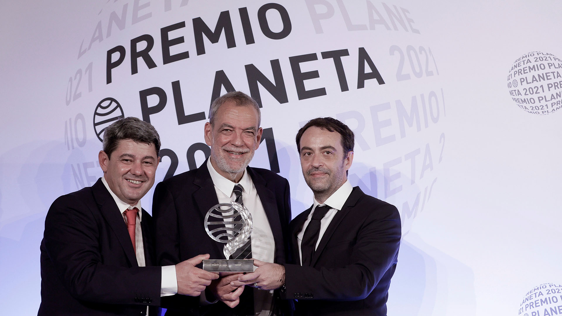 Antonio Mercero, Jorge Díaz y Agustín Martínez, autores de la novela "La Bestia", presentada bajo el seudónimo de Carmen Mola, tras recibir el Premio Planeta (EFE/Quique García)