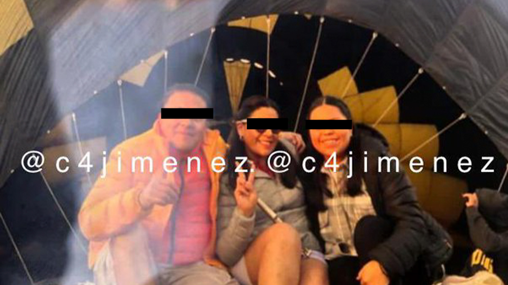 En redes sociales circuló la fotografía que se tomó la familia antes de sufrir el accidente (Foto: Twitter/@c4jimenez)