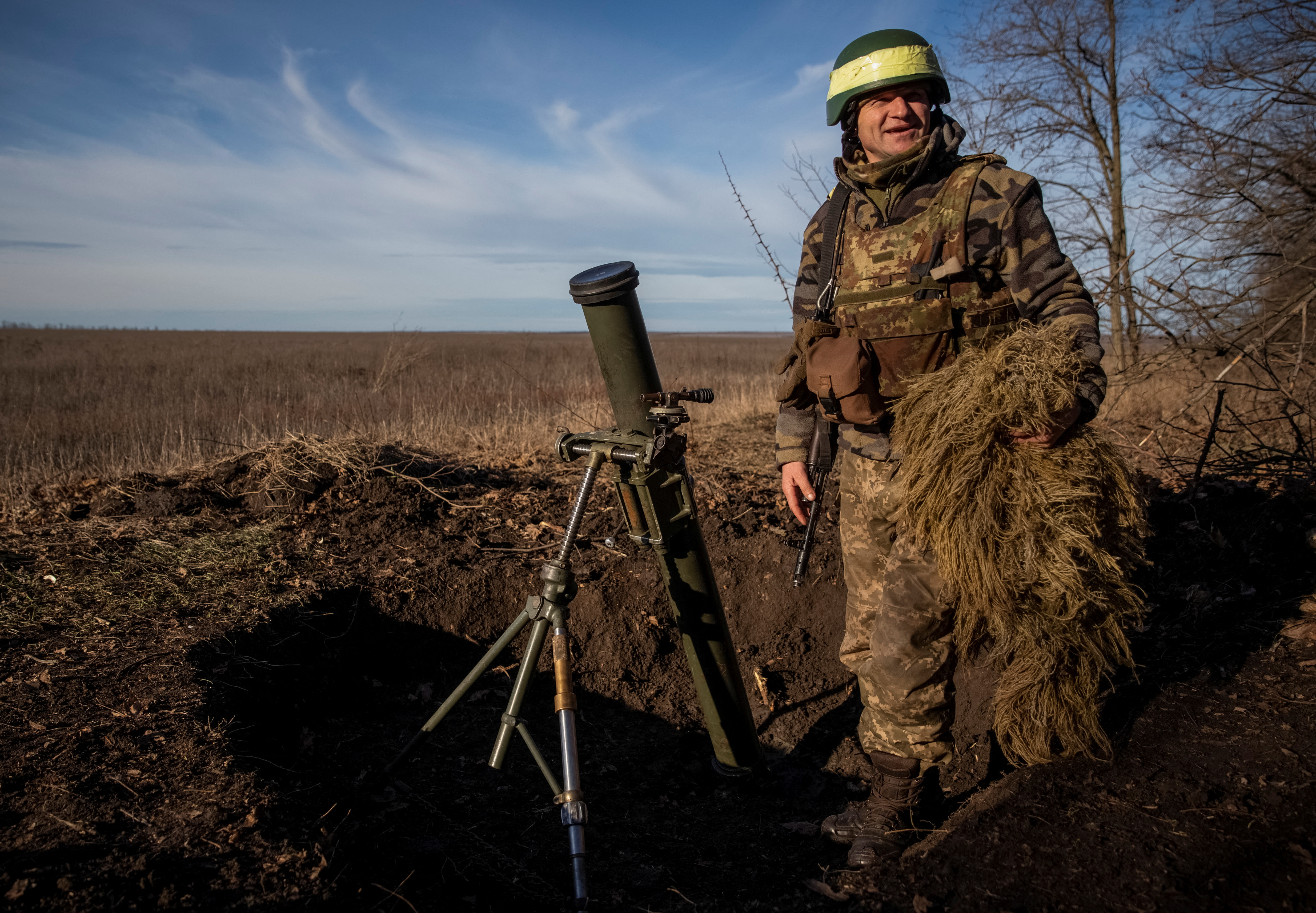 Un soldado ucraniano prepara un mortero en el frente de guerra de Donetsk (REUTERS/Oleksandr Ratushniak)