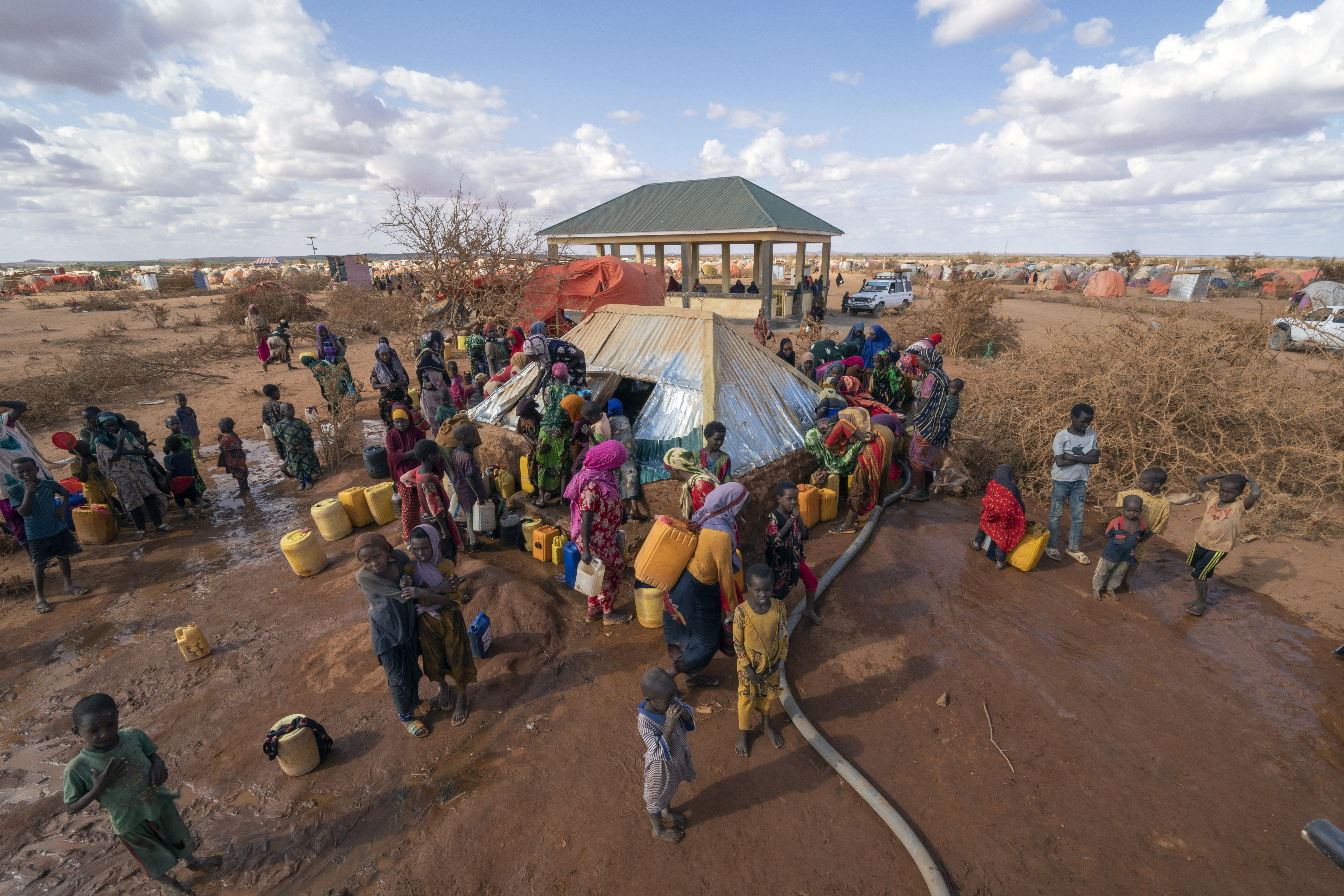 El agua se distribuye en un campamento para personas desplazadas en las afueras de Dollow, Somalia, el martes 20 de septiembre de 2022.  (Foto AP/Jerome Delay)
