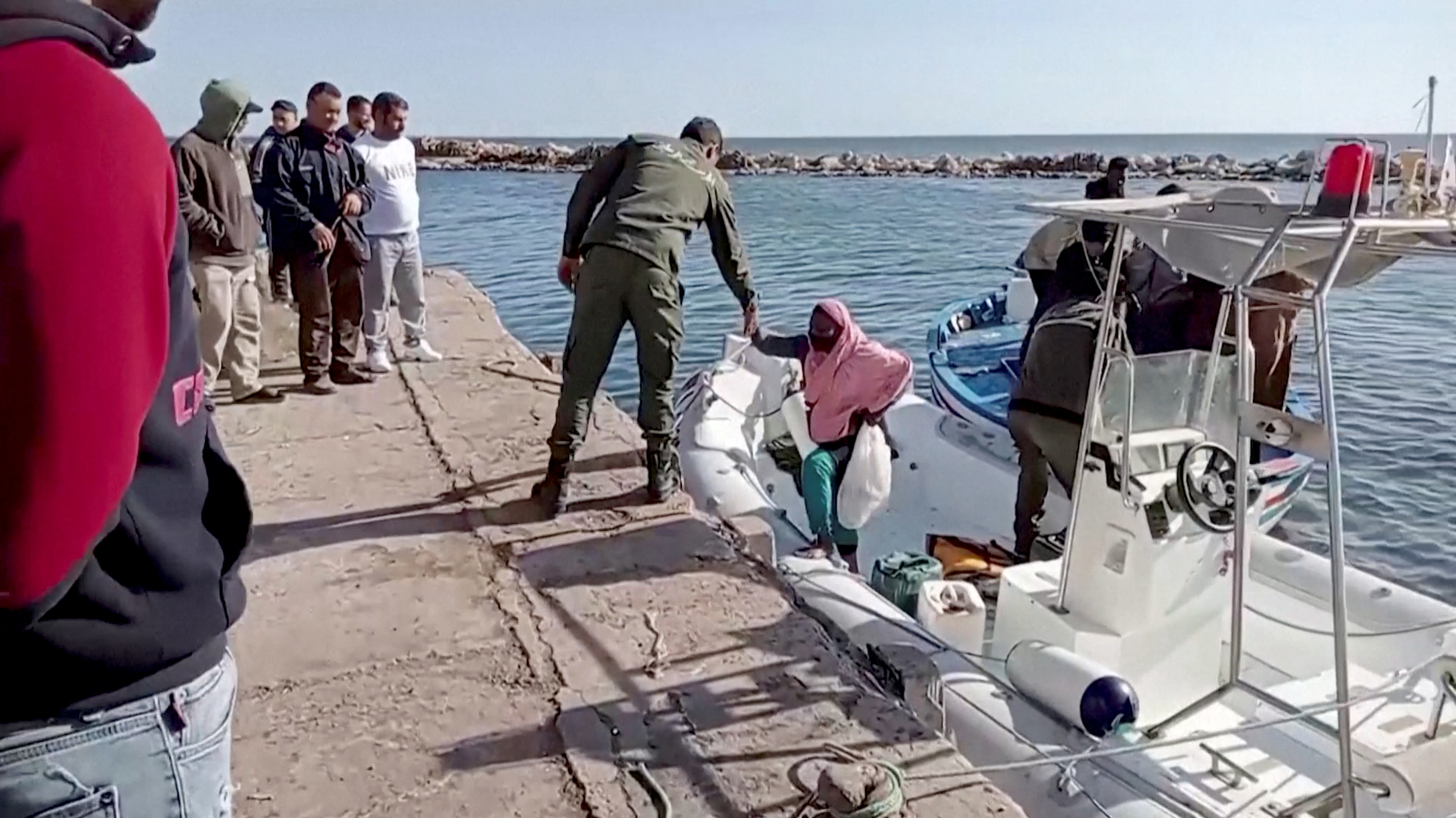 Guardia Costera de Túnez ayuda a migrantes rescatados (Reuters/archivo)