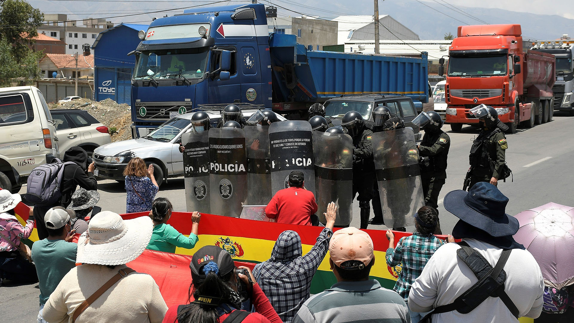 Gremialistas se enfrentan a policías en Cochabamba (EFE/Jorge Abrego)
