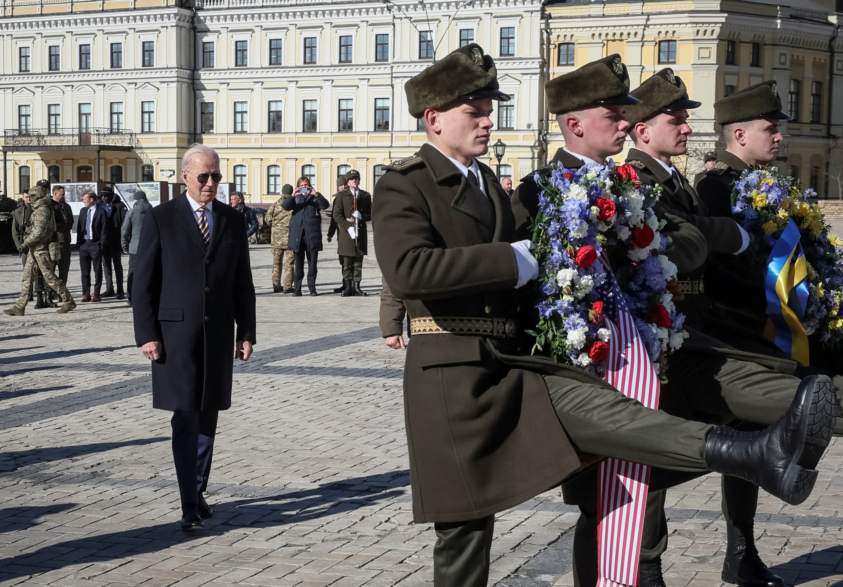  Biden y Zelensky se acercaron y juntos depositaron una corona de flores en el Muro del Recuerdo de los héroes caídos en la guerra ruso-ucraniana, mientras sonaba un saludo militar y ambos presidentes se miraban en silencio durante unos instantes.