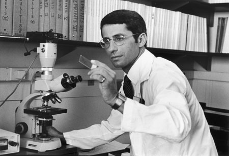 Fauci asistió a la escuela de medicina en el Colegio Médico de la Universidad Cornell donde se graduó primero de su clase con un Doctorado en Medicina en 1966. De ahí en mas hizo una larga carrera