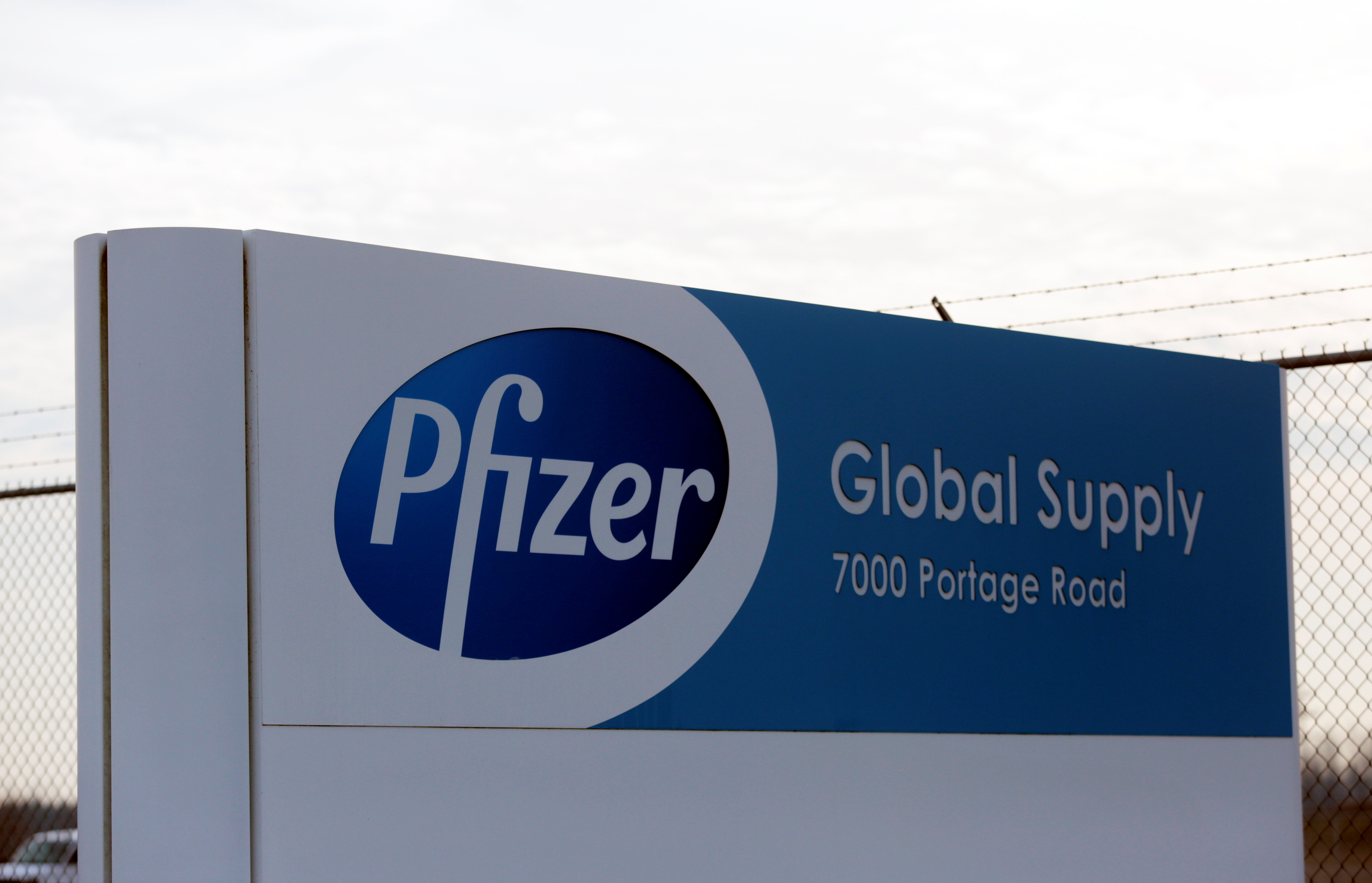 La planta de Pfizer en Portage, Michigan.   REUTERS/Rebecca Cook