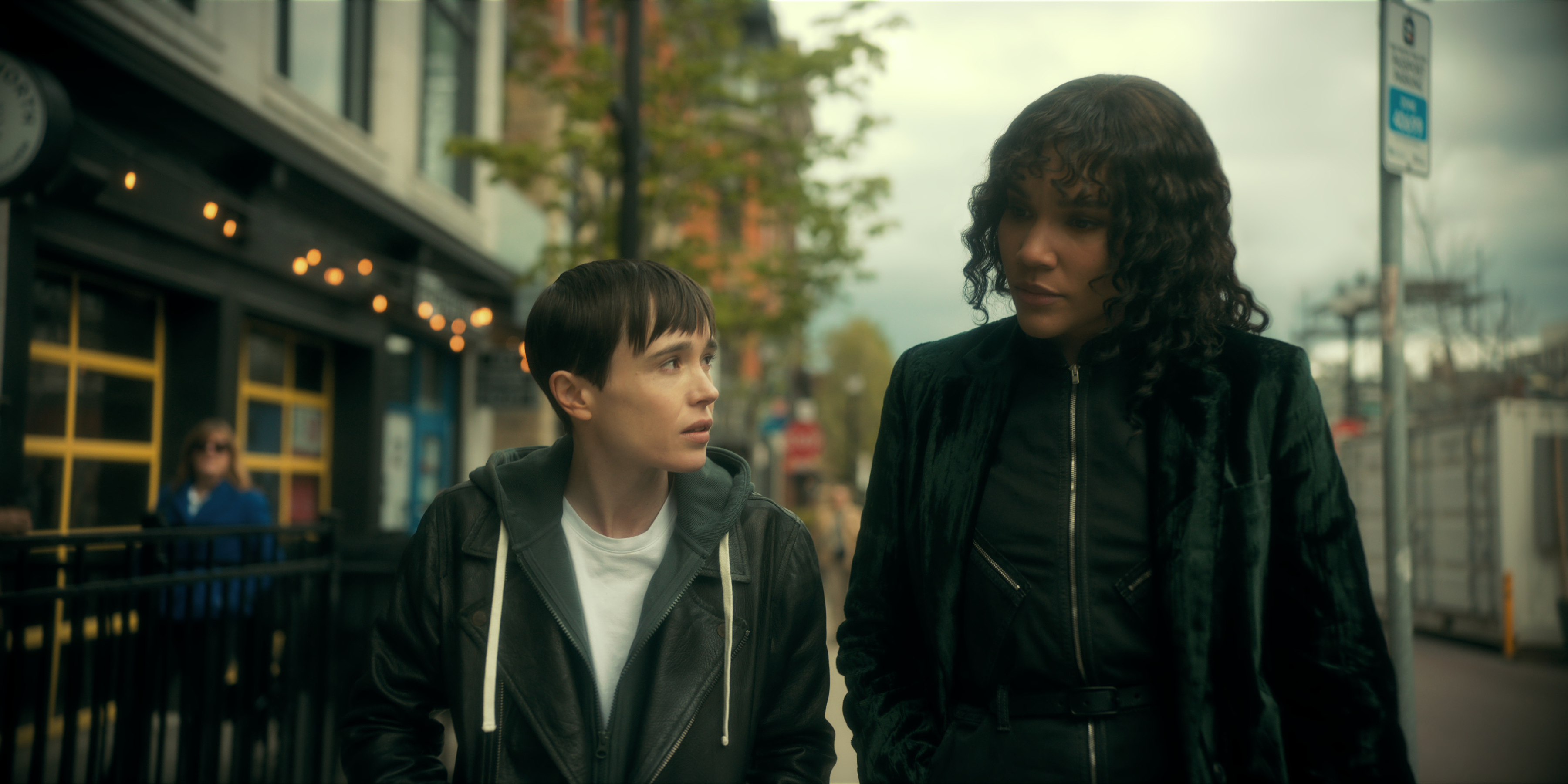 Eliot Page y Emmy Raver-Lampman (como Allison), protagonistas de la historia de la "Umbrella Academy" desde el inicio. (Netflix)