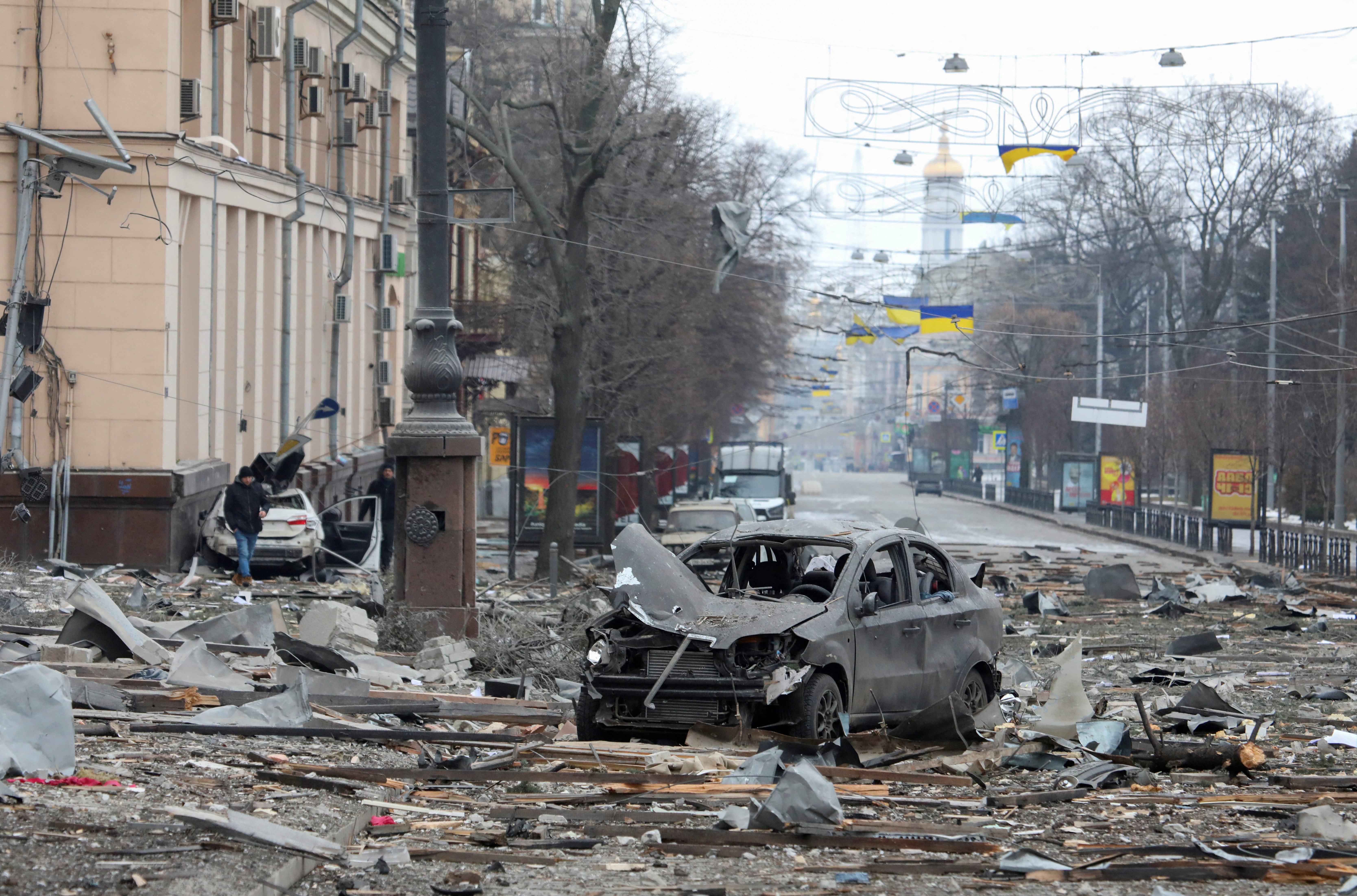 Una vista muestra la zona cercana al edificio de la administración regional, que fue alcanzado por un ataque con misiles rusos, en el centro de Kharkiv, Ucrania (Reuters)