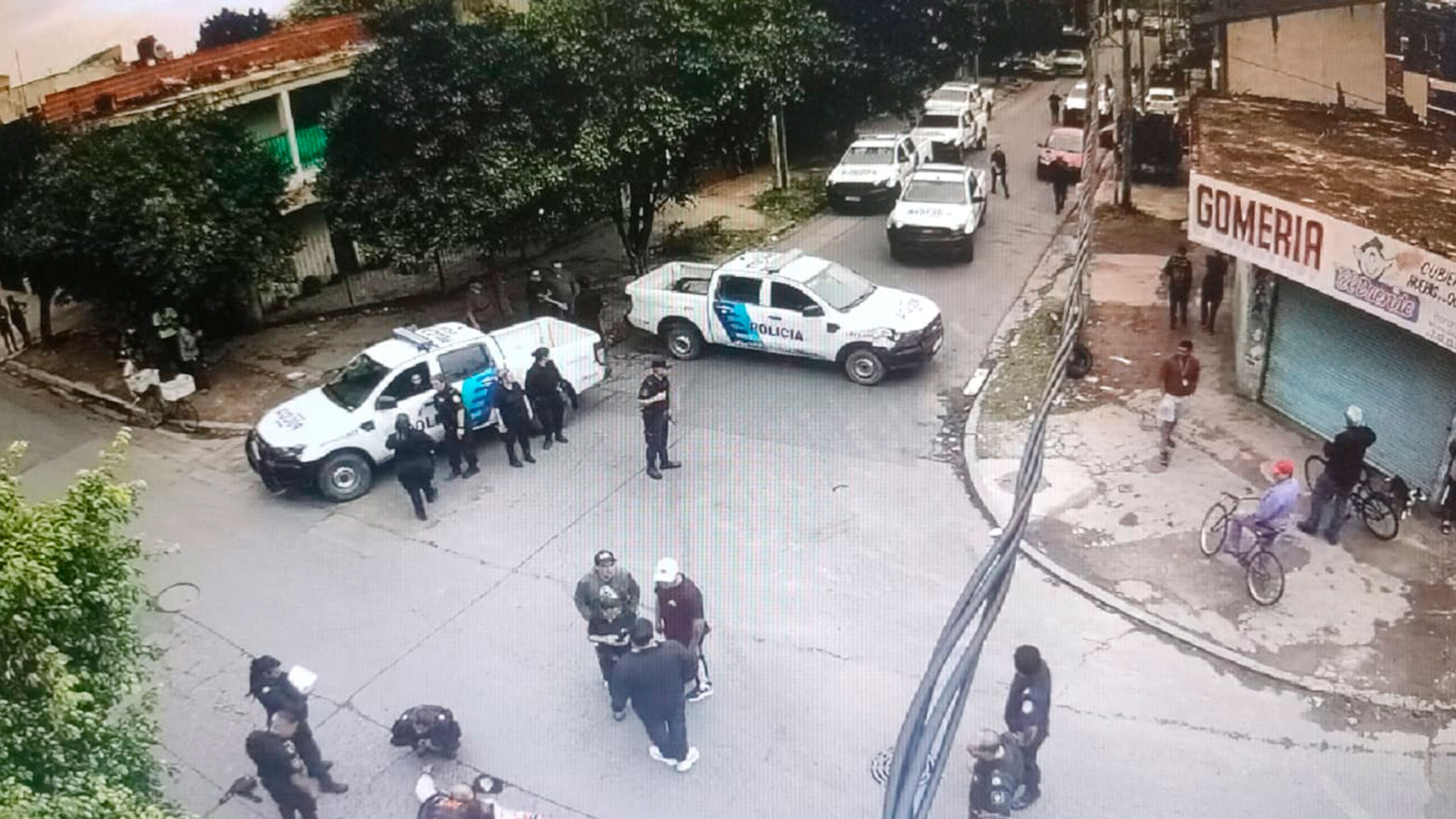 Fuego cruzado y persecución: policías y ladrones a los tiros en La Matanza tras el robo de una camioneta