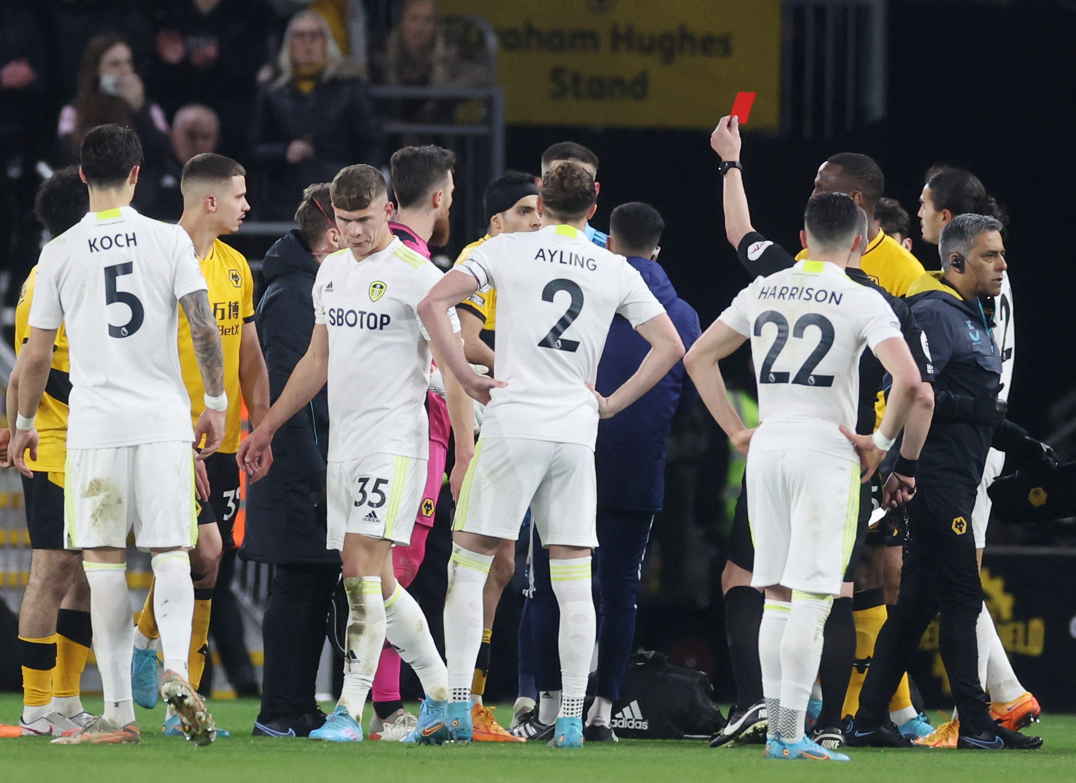 They expelled Raul Jimenez with the Wolves after a clash with the goalkeeper