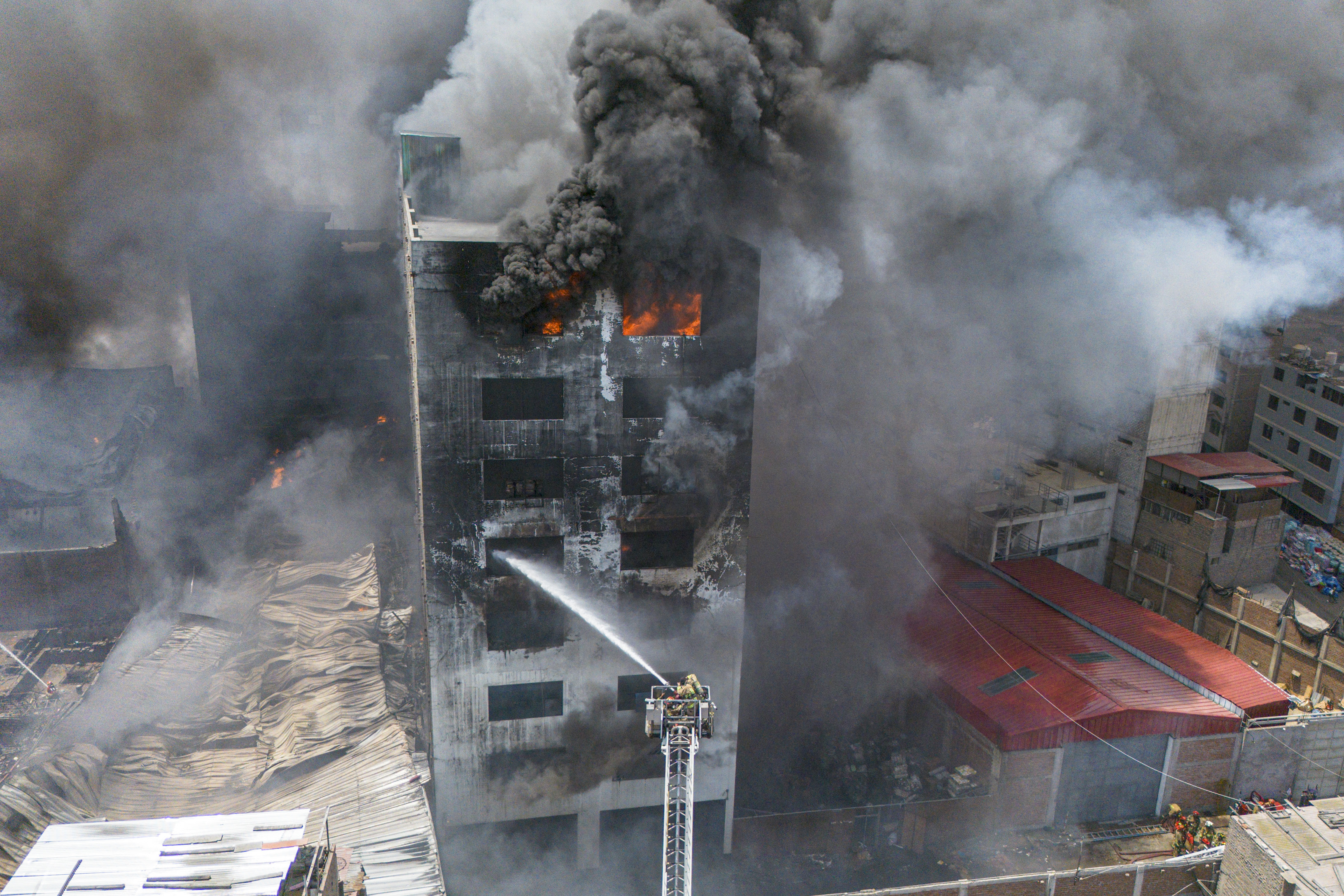 Gobierno declarará en emergencia zona de Barrios Altos afectada por incendio, anuncia ministro Astudillo - Infobae