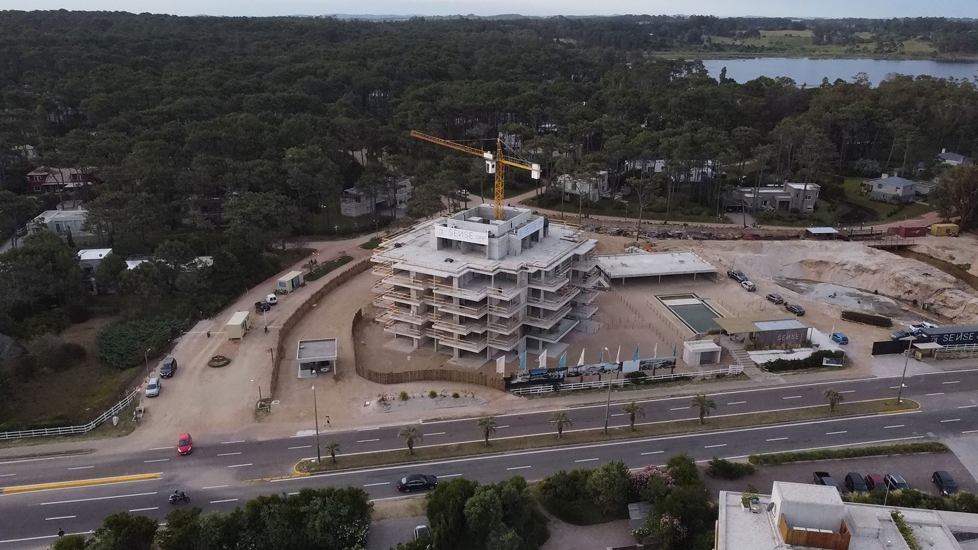 Se construyen edificios en zonas que están entre bosques y el agua