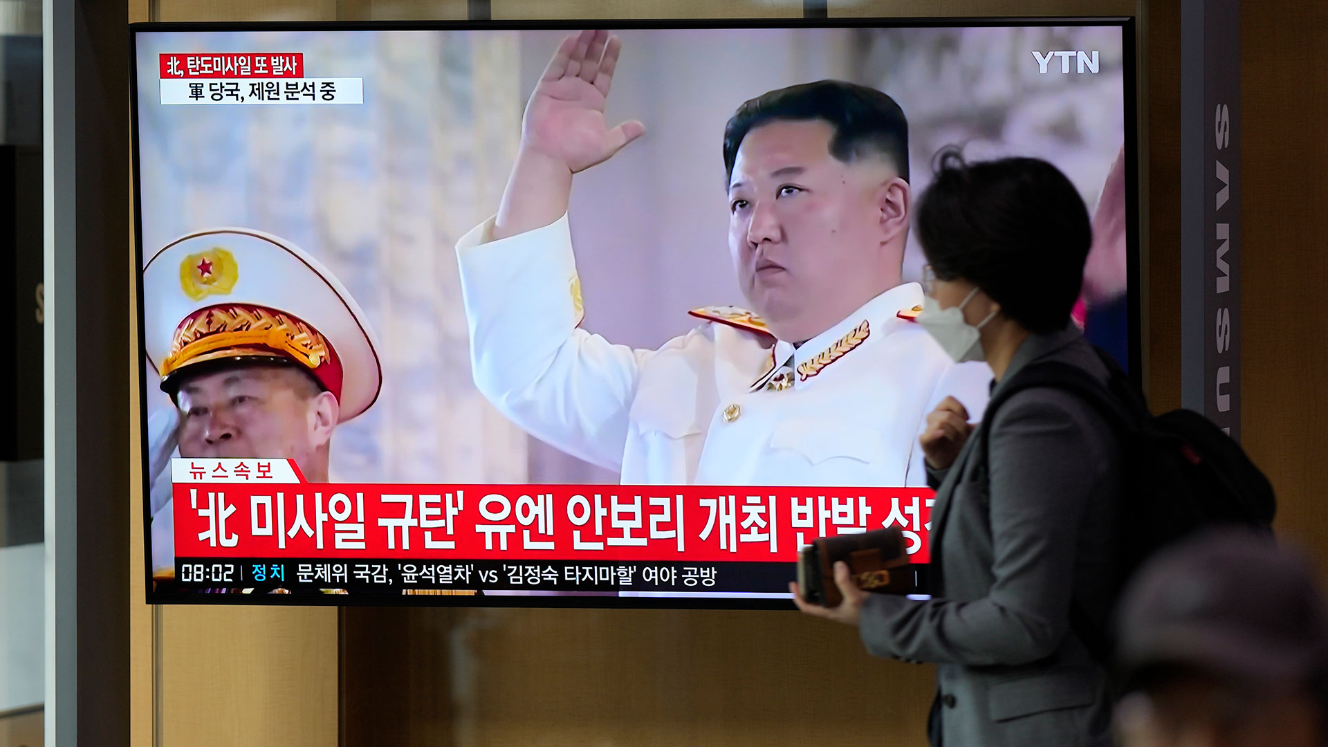 Una pantalla de televisión que muestra un programa de noticias sobre el lanzamiento de misiles de Corea del Norte con imágenes de archivo del líder norcoreano Kim Jong Un, se ve en la estación de tren de Seúl en Seúl, Corea del Sur, el jueves 6 de octubre de 2022.  (Foto AP/Lee Jin-man)
