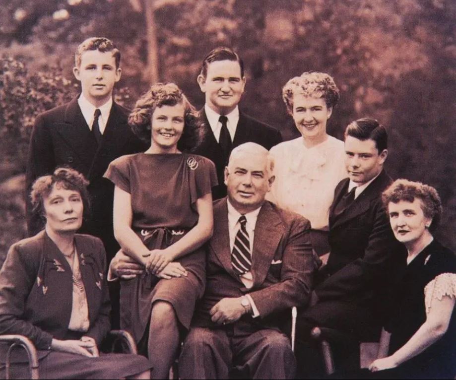 William Marston (en el centro)con su esposa Elizabeth (a la derecha), su amante Olive (de pie), sus cuatro hijos y Marjorie Wilkes Huntley (izquierda), con quien mantenía una relación íntima, en 1947
