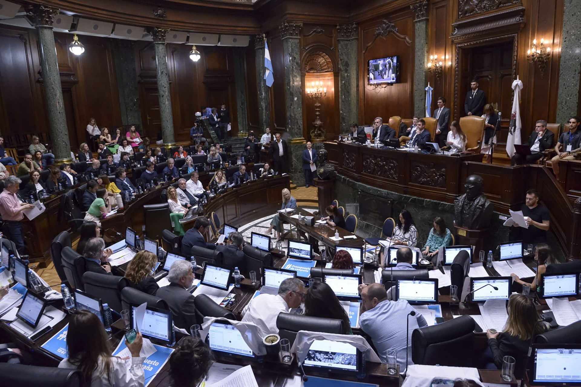 Fracasó la sesión en la Legislatura porteña para tratar la eliminación del  impuesto a las tarjetas de crédito - Infobae