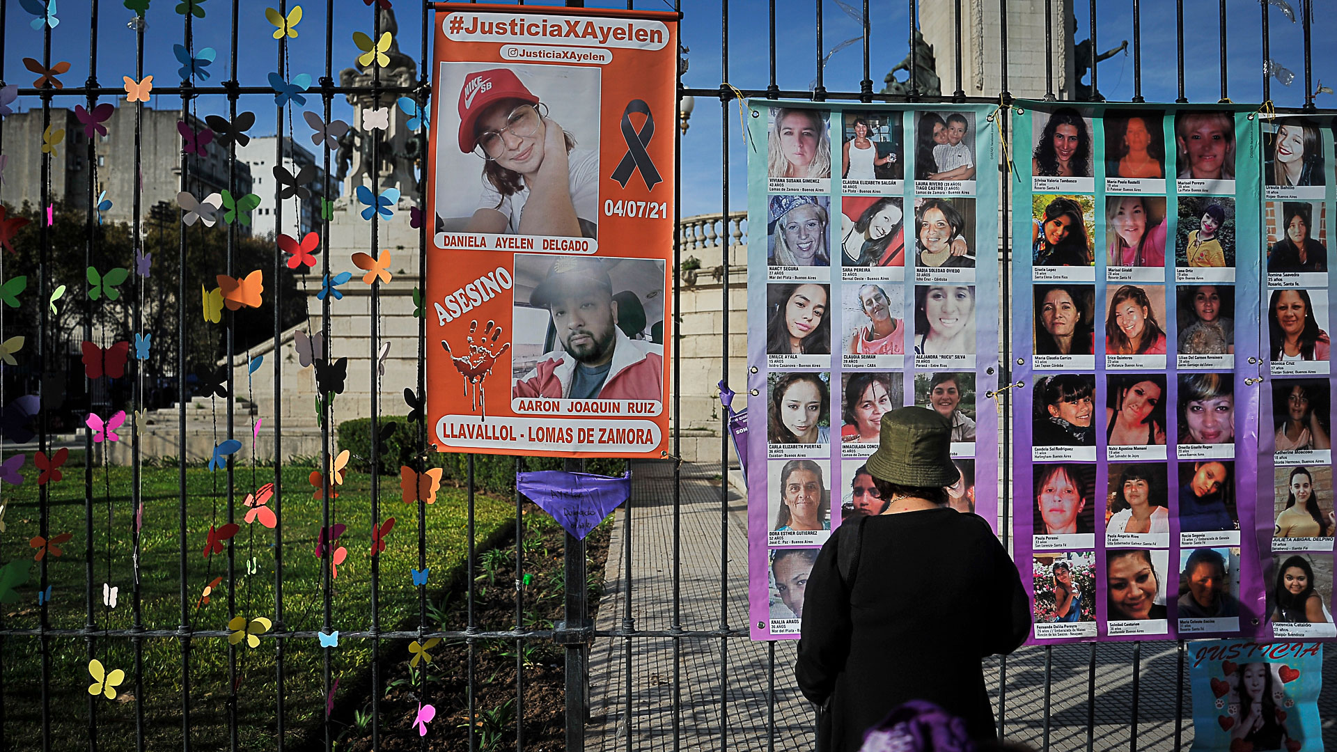 El recuerdo a las víctimas de violencia de género en la plaza del Congreso