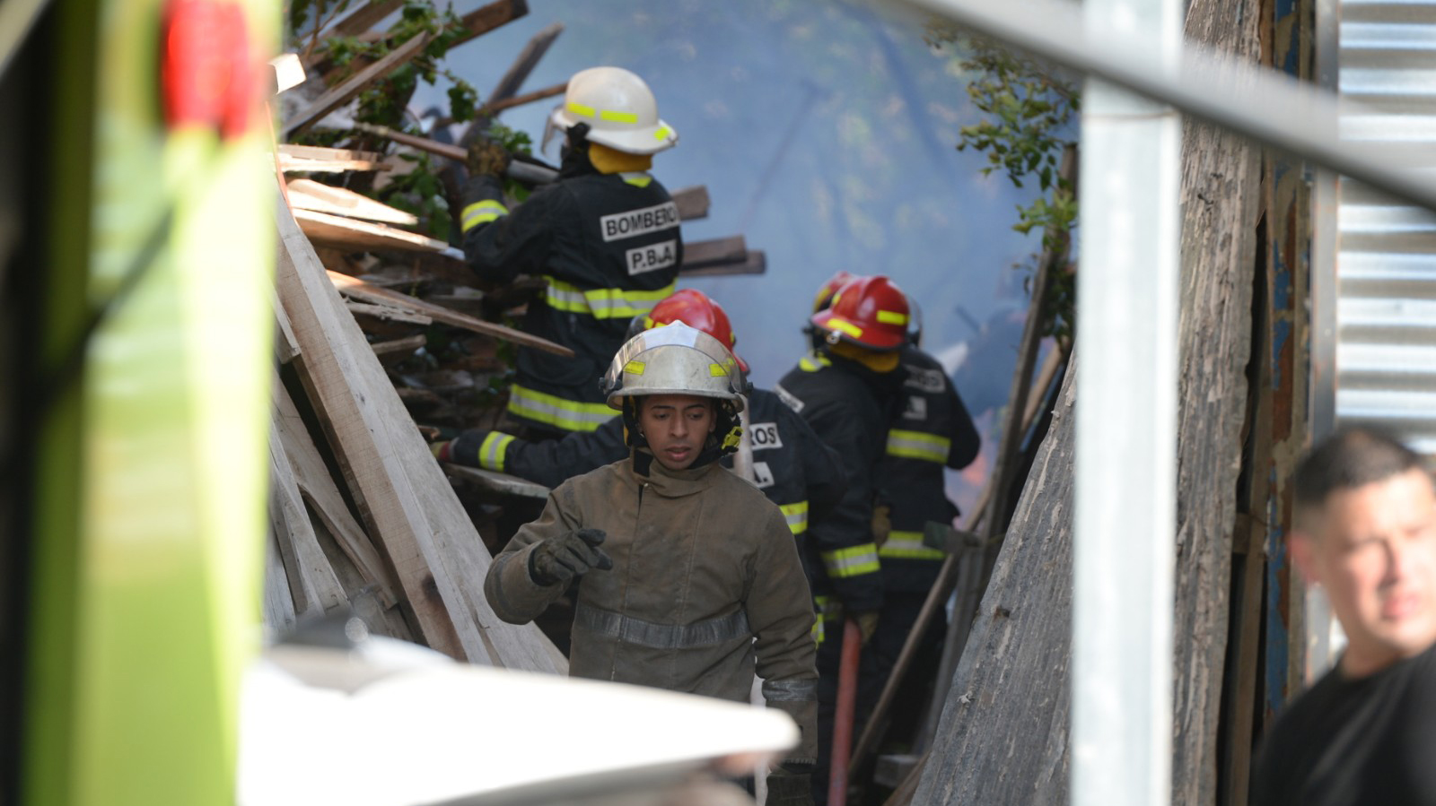 Personal de bombero trabaja en el terreno donde había un depósito de madera (Aglaplata)