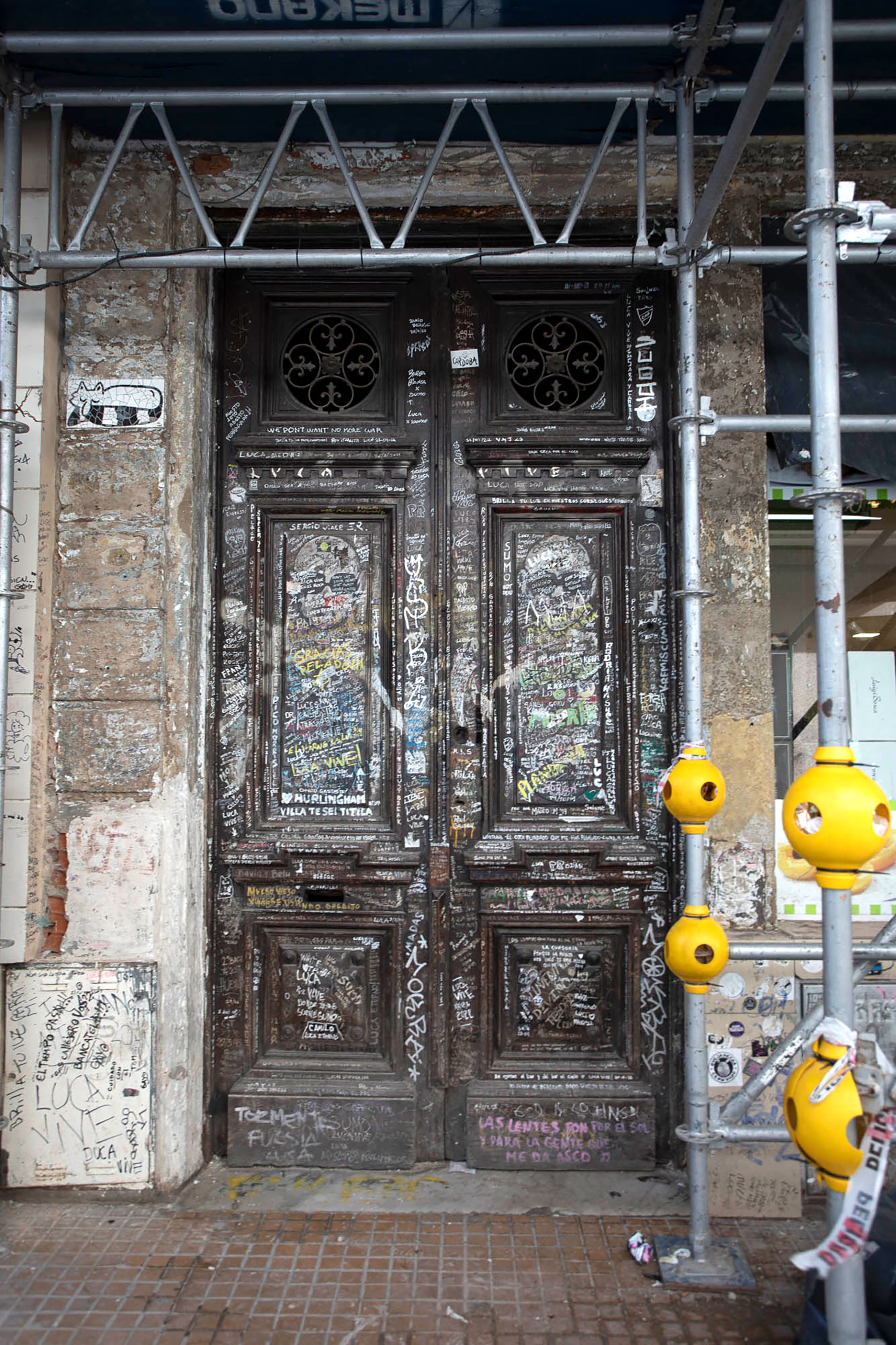 El icónico frente de la última casa de Luca Prodan, ubicada en Alsina 451, dentro del casco histórico de Buenos Aires 