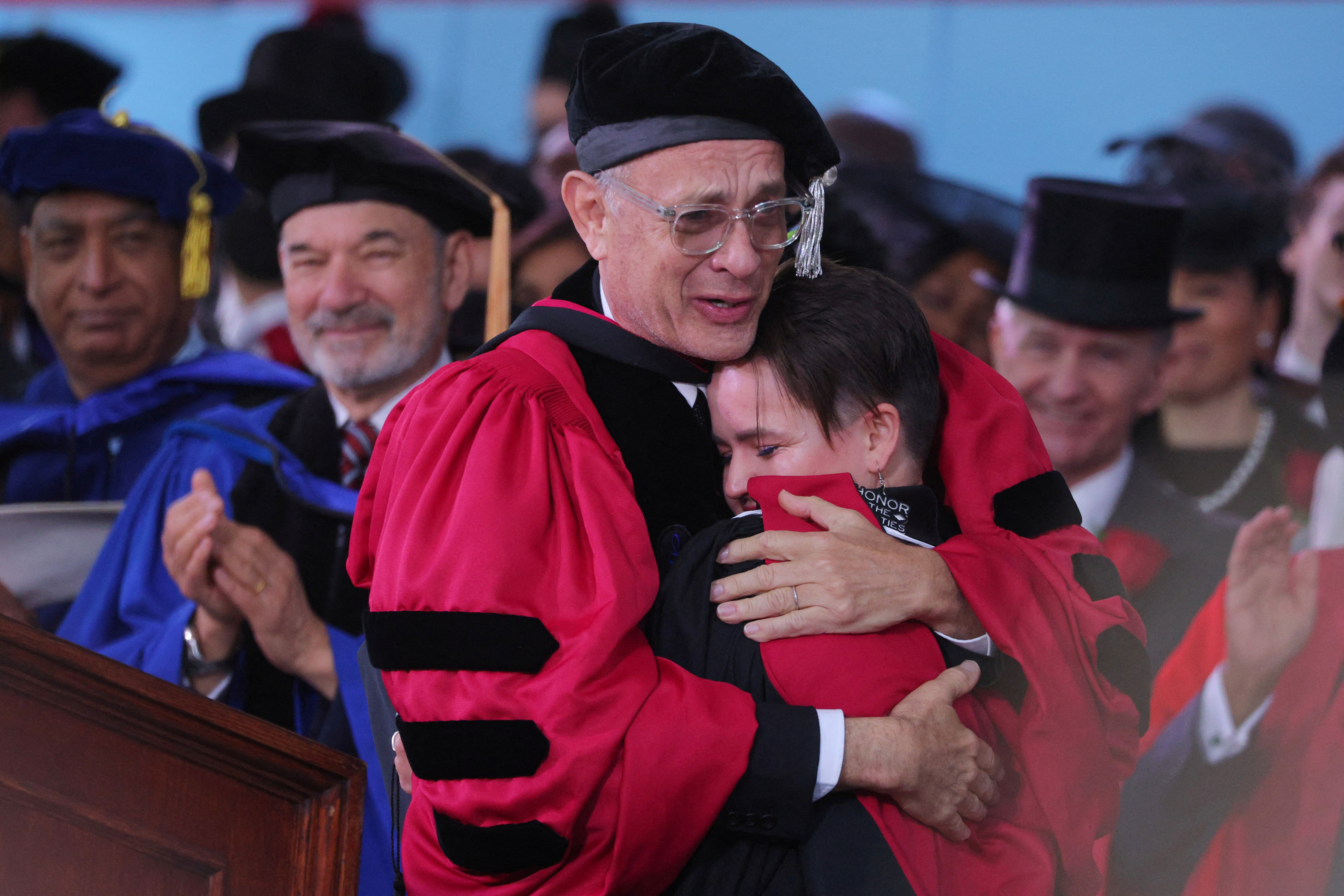Hanks abraza a Vic Hogg, la estudiante que dio el discurso de los graduados (Reuters)