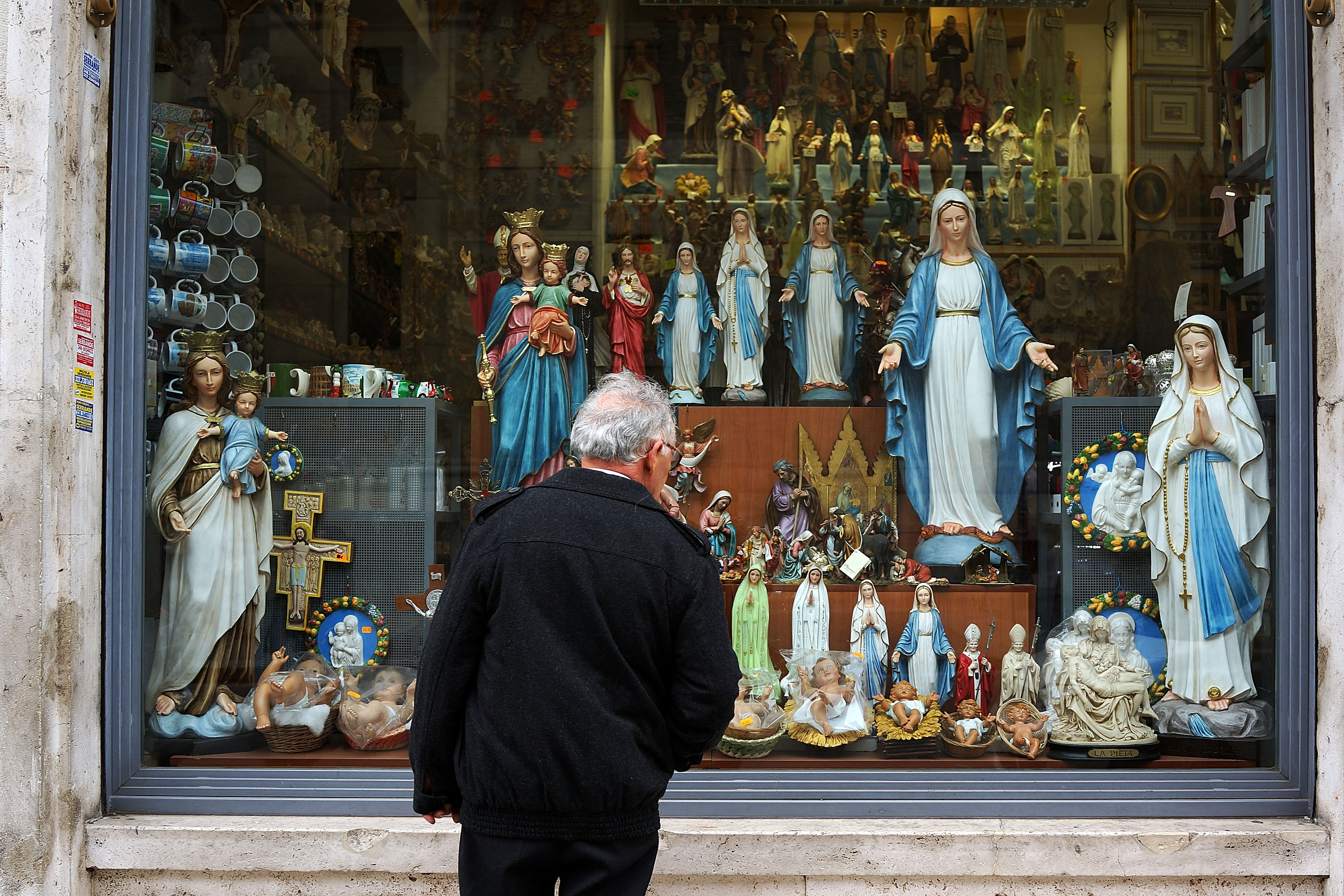 Su dimisión fue inesperada. La explicación oficial fueron sus 86 años y un desgaste de sus capacidades físicas y cognitivas. "Después de haber examinado ante Dios reiteradamente mi conciencia, he llegado a la certeza de que, por la edad avanzada, ya no tengo fuerzas para ejercer adecuadamente el ministerio petrino", expresó (Spencer Platt/Getty Images)