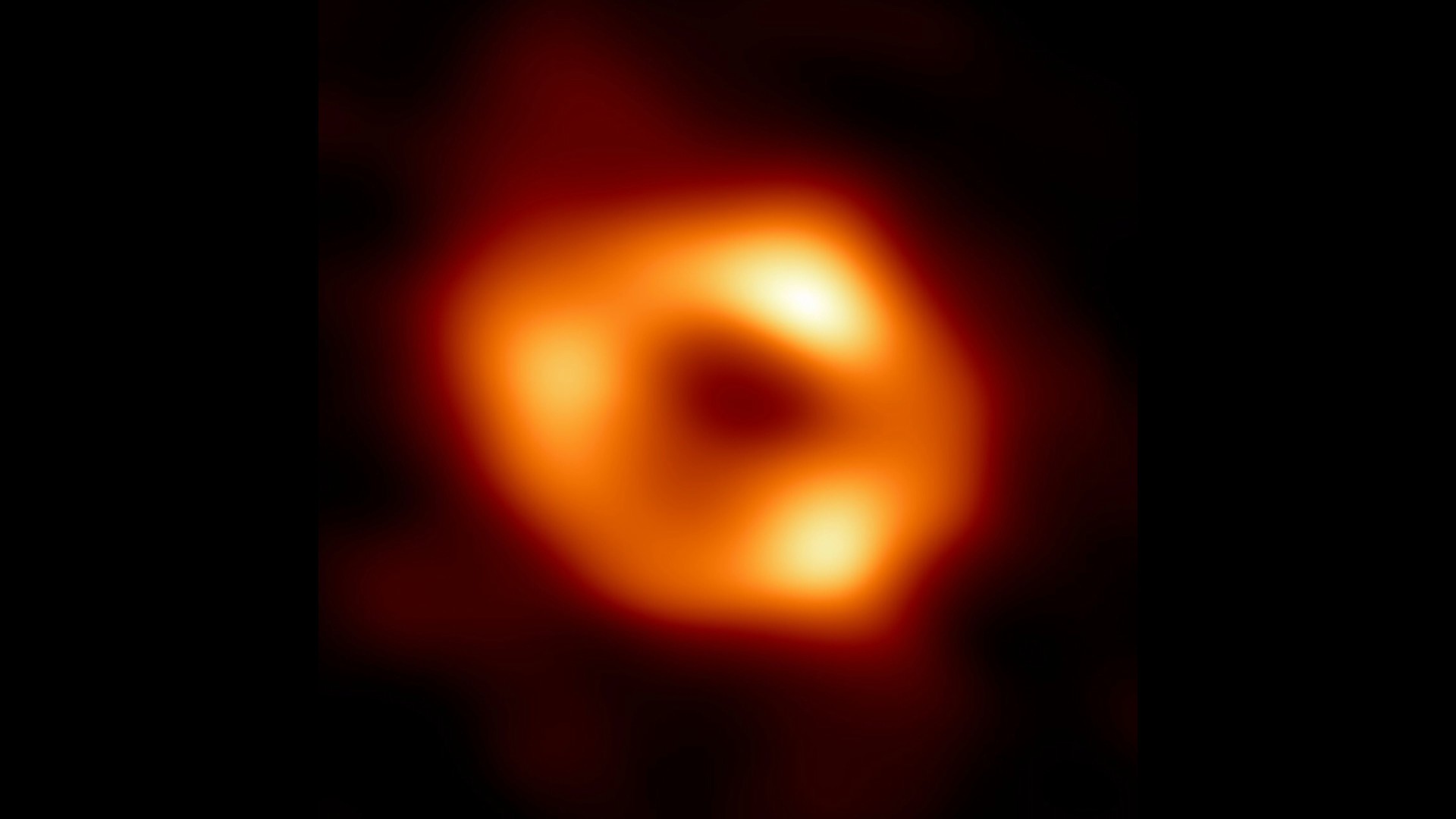 Un equipo internacional de astrónomos anunció el jueves que logró capturar la imagen del agujero negro supermasivo ubicado en el centro de la Via Láctea, tres años después de haber obtenido la de otro similar en la galaxia M87.