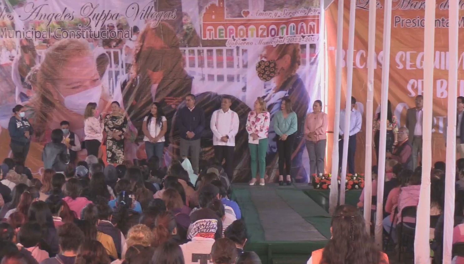 El gobierno que preside María de los Ángles Zuppa Villegas hizo entrega de becas escolares así como apoyos por parte del DIF municipal en la explanada de Tepotzotlán Imagen: Captura