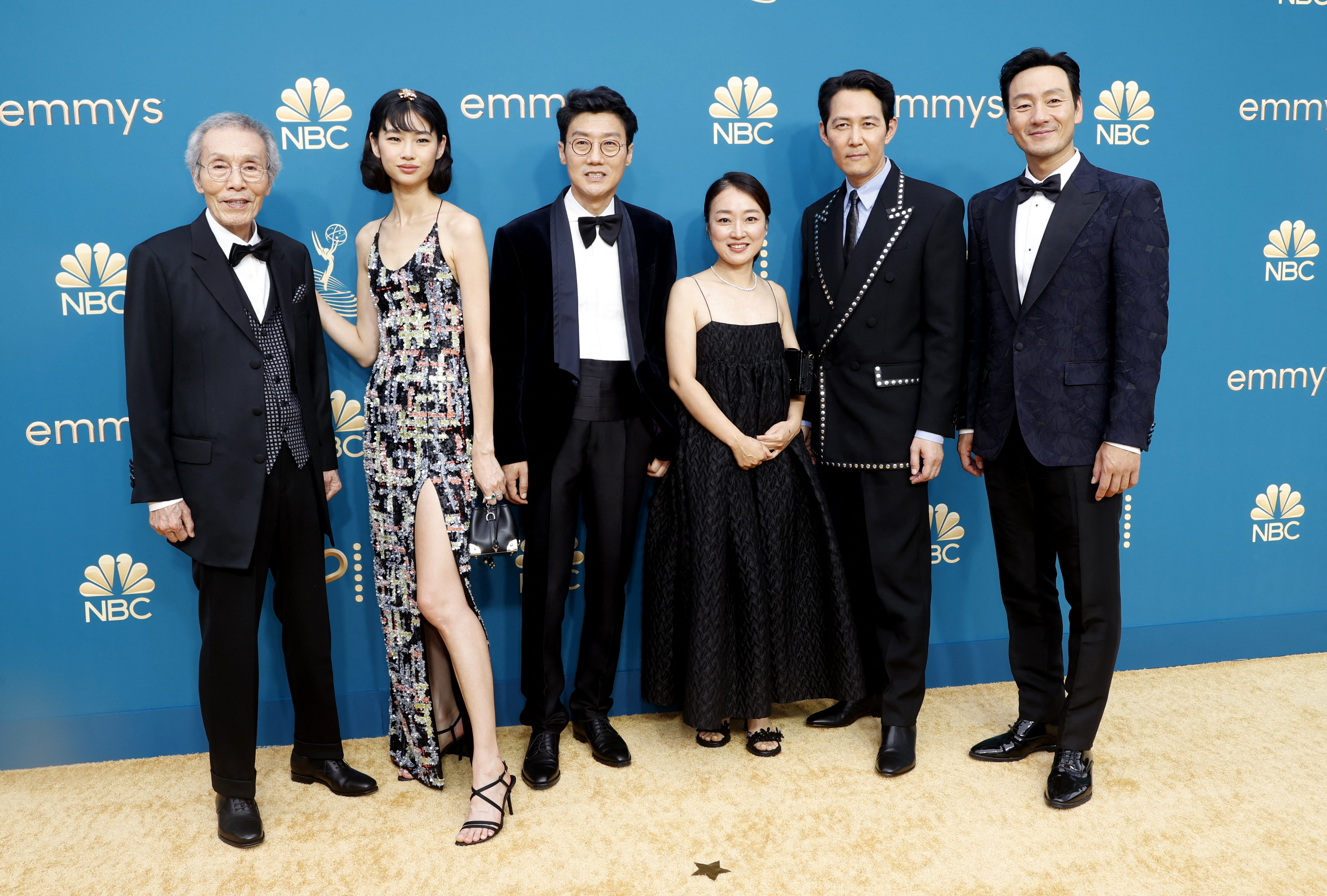 Park Hae-Soo, Lee Jung-Jae, Kim Ji-Yeon, Hwang Dong-Hyuk, Jung Ho-Yeon and Oh Young-Soo, de "Squid Game", en los premios Emmy (Reuters)
