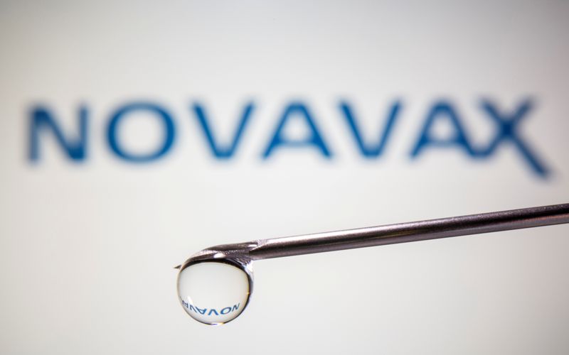 Imagen de ilustración del logo de Novavax junto a una jeringa médica (REUTERS/Dado Ruvic)