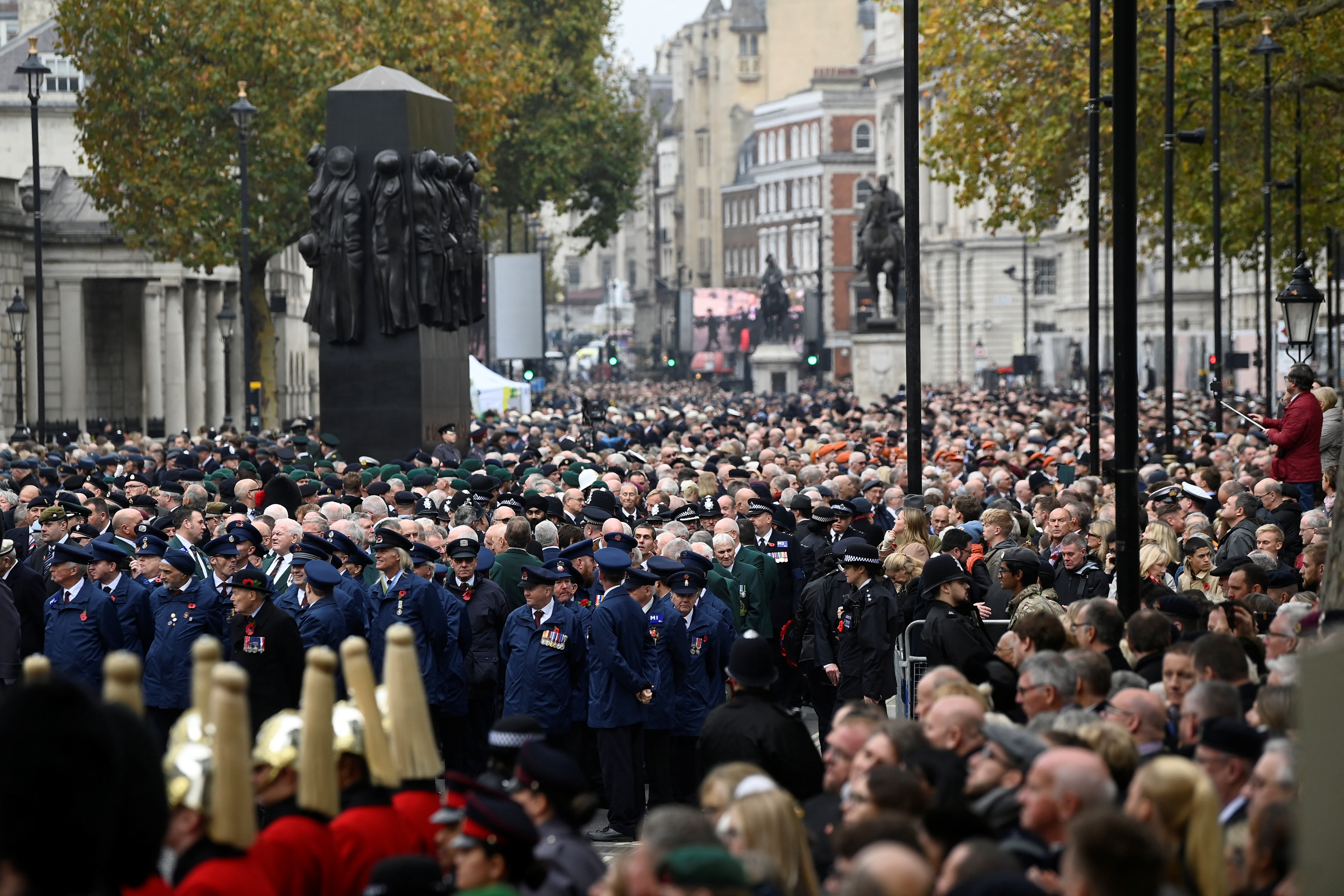La gente asiste a la ceremonia del Domingo del Recuerdo en el cenotafio de Whitehall en Londres. REUTERS/Toby Melville/Piscina 