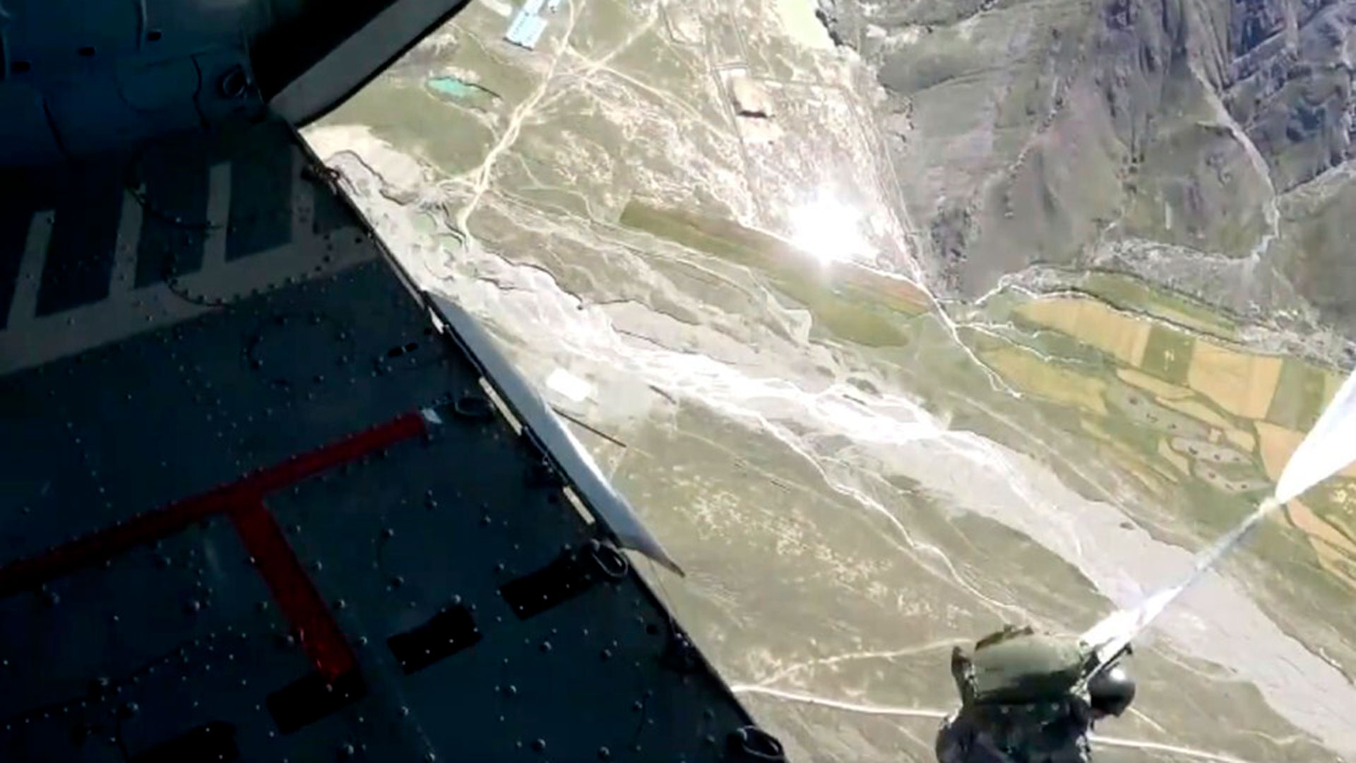 Imagen desde el interior del Xian Y-20, el avión que utilizó el ejército comunista chino para transportar a los paracaidistas en la meseta tibetana (CCTV)
