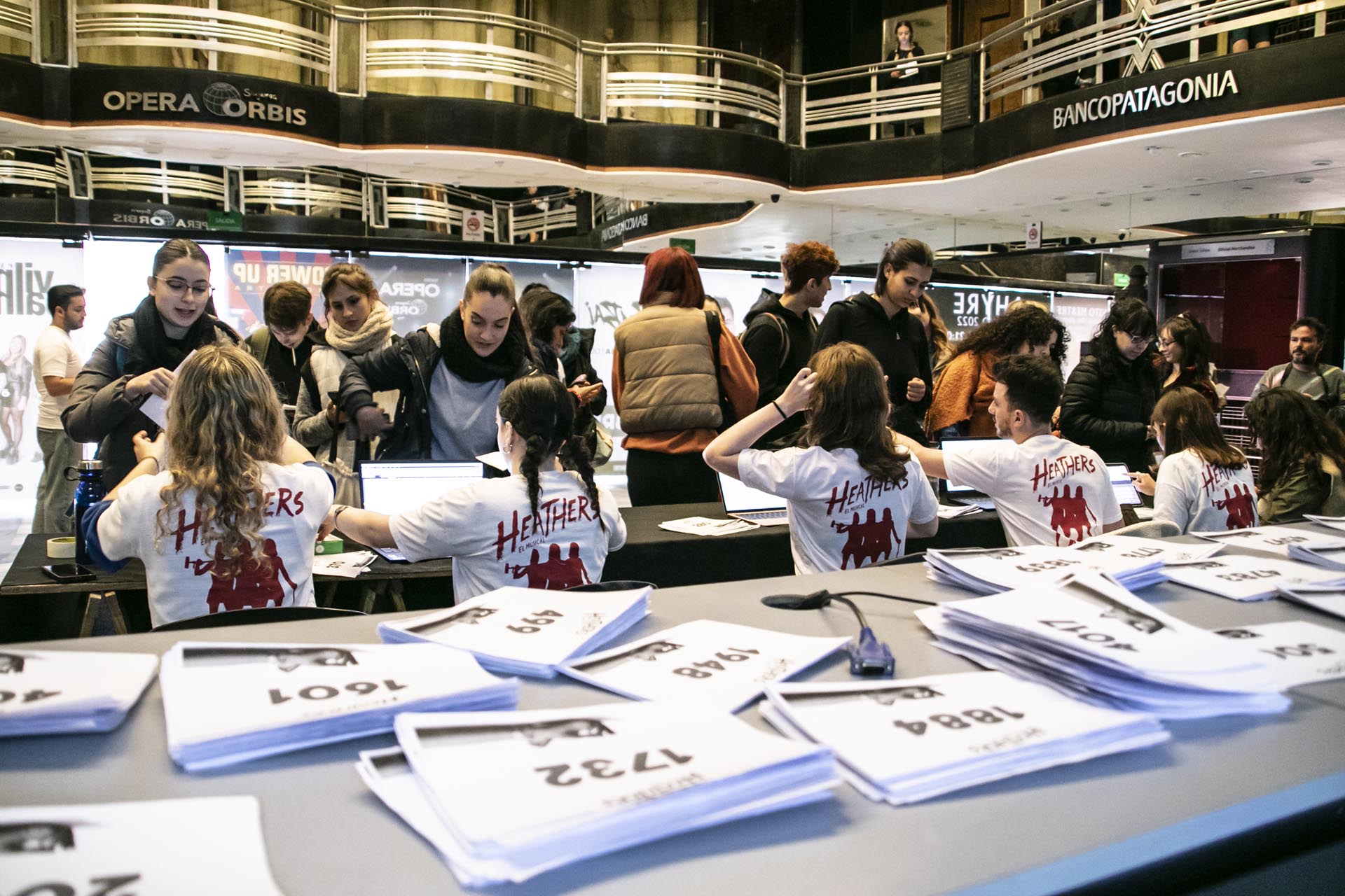 Al ingresar al teatro, los postulantes fueron acreditados y recibieron el número que luego colgaron en su pecho