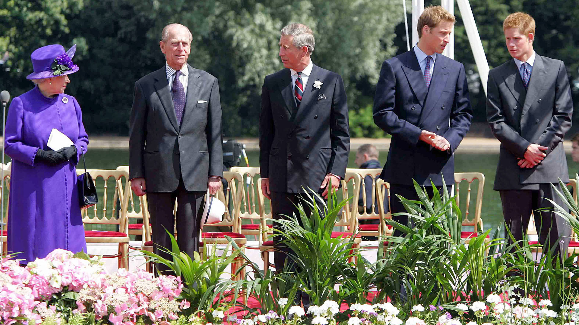 6 de julio de 2004.  La reina Isabel junto a su esposo, el duque de Edimburgo, su hijo, el príncipe Carlos de Gales y sus nietos, los príncipes William y Harry, durante la inauguración de una fuente construida en memoria de Diana, princesa de Gales, en el Hyde Park de Londres