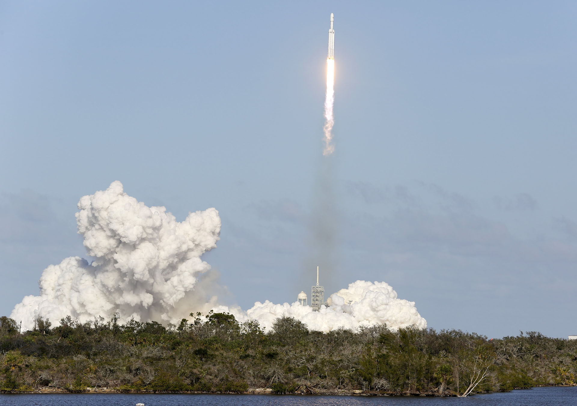 Un cohete SpaceX Falcon Heavy despega de la histórica plataforma de lanzamiento 39-A en el Centro Espacial Kennedy en Cabo Cañaveral, Florida, EE. UU. (foto: REUTERS/Joe Skipper)