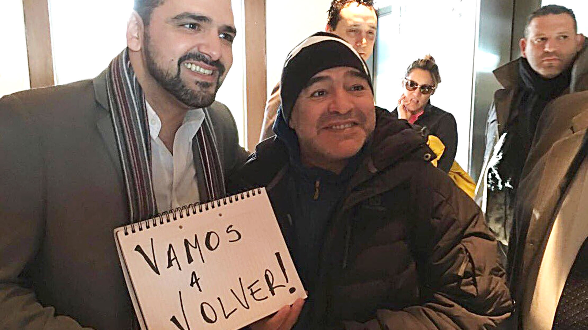 Walter Vuoto junto a Diego Maradona con un cartel que refiere al regreso del kirchnerismo
