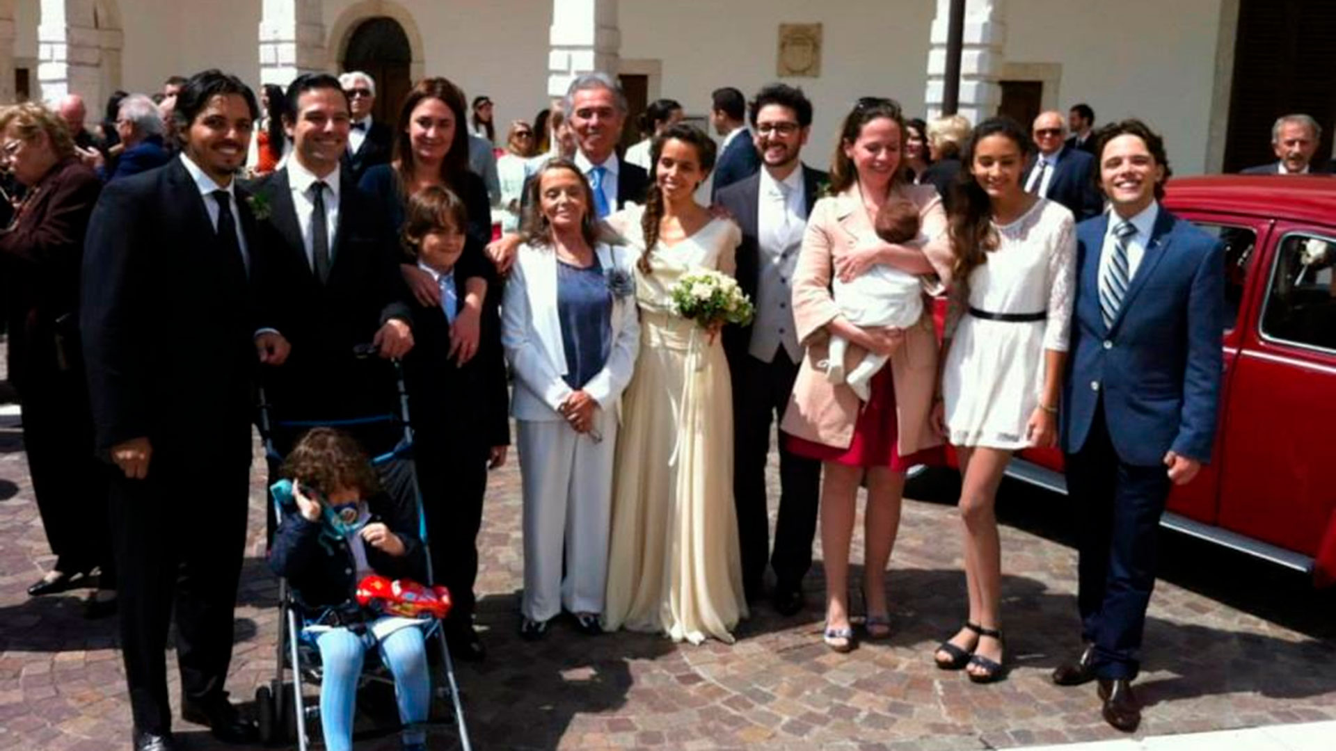 Jairo con su familia en el casamiento de su hija Lucía. A su derecha, Agustina Posse  (Archivo personal Jairo)