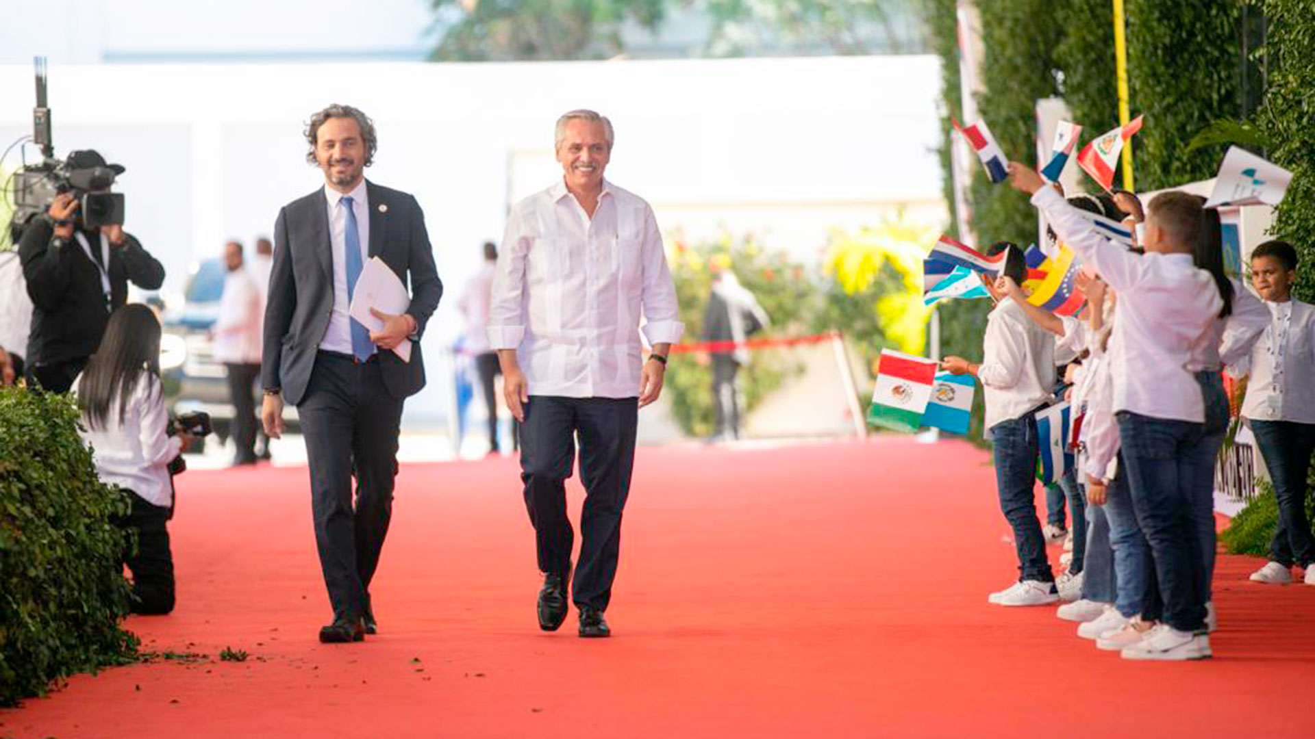 Alberto Fernández y Santiago Cafiero durante la Cumbre Iberoamericana que se realizó en Santo Domingo