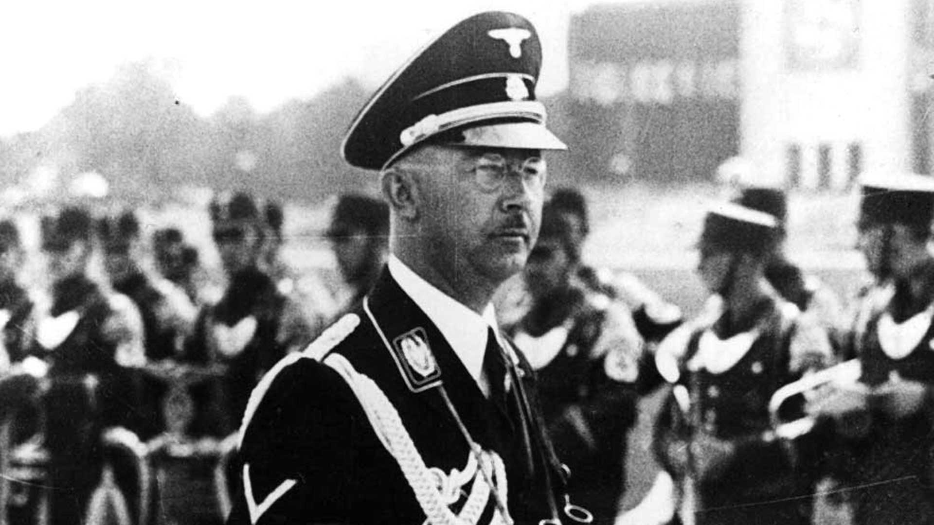 Himmler creó las normas del “buen alemán” y rastreó en el pasado hasta quinta generación de los aspirantes a las SS, para asegurarse de que por sus venas corriera sangre pura, sangre aria, sangre elegida